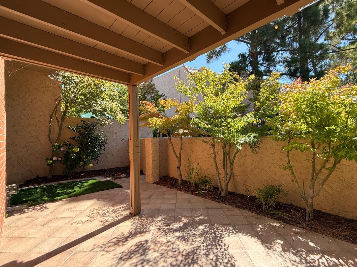 285 Casitas Bulevar