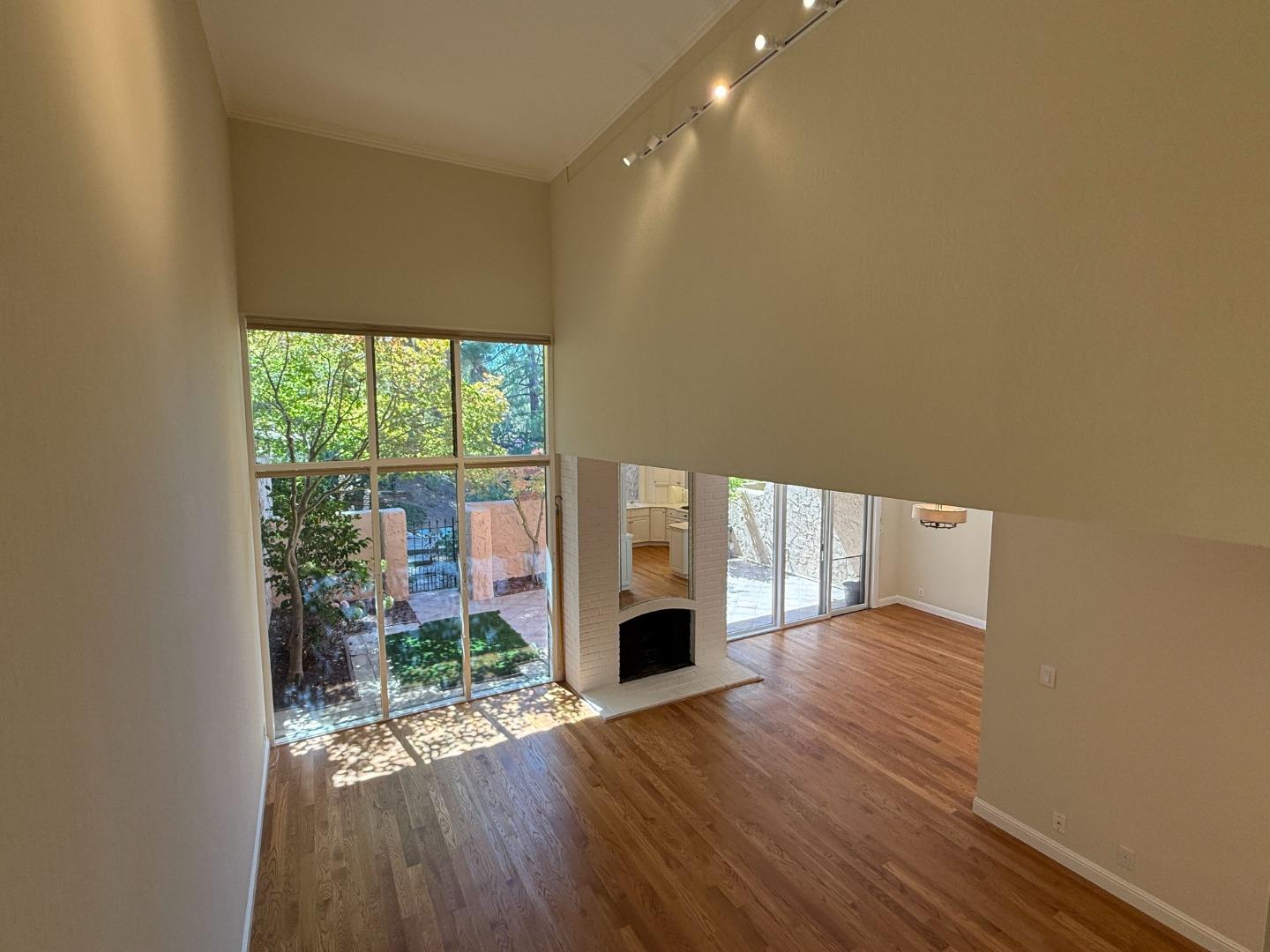 285 Casitas Bulevar