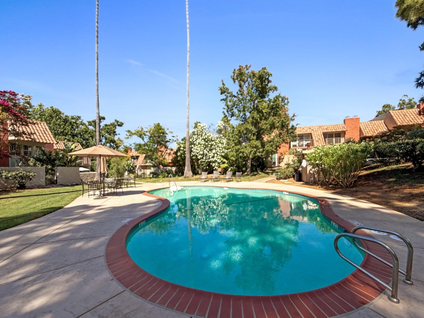 285 Casitas Bulevar