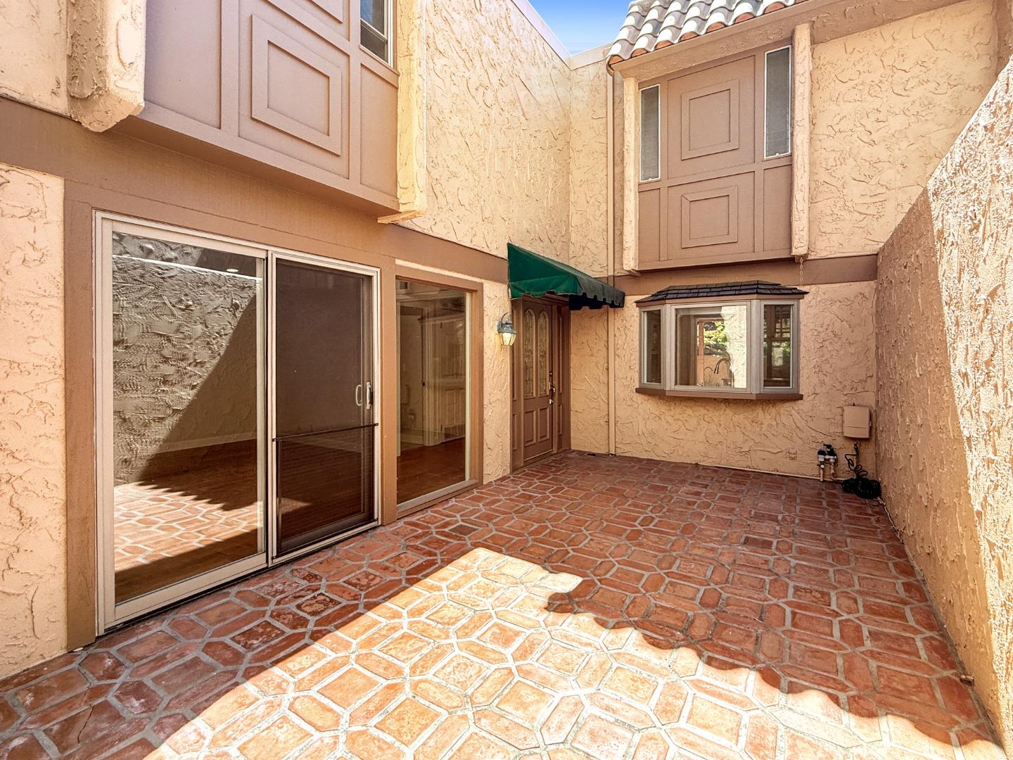 285 Casitas Bulevar