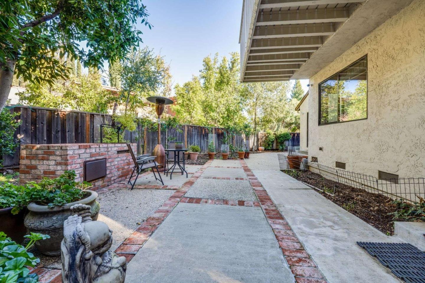10675 Clubhouse LN