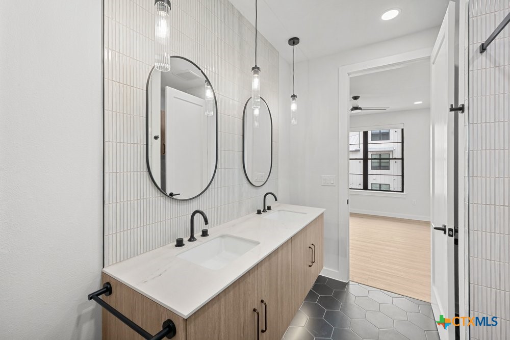 630 Central Parkway 1205/1206