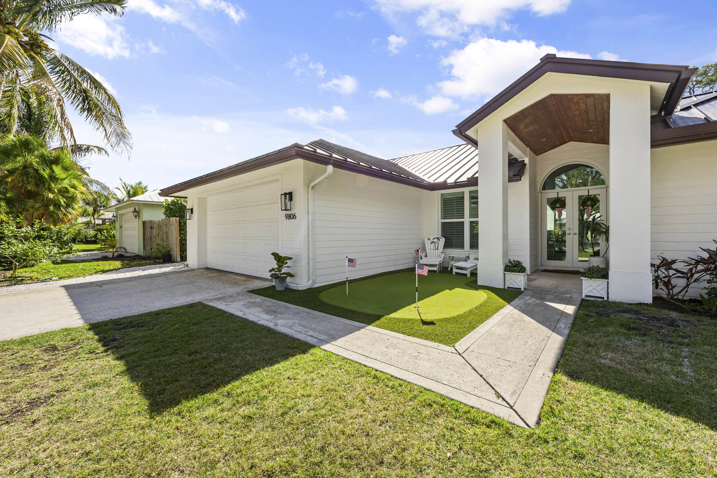 9806 SE Landing Place