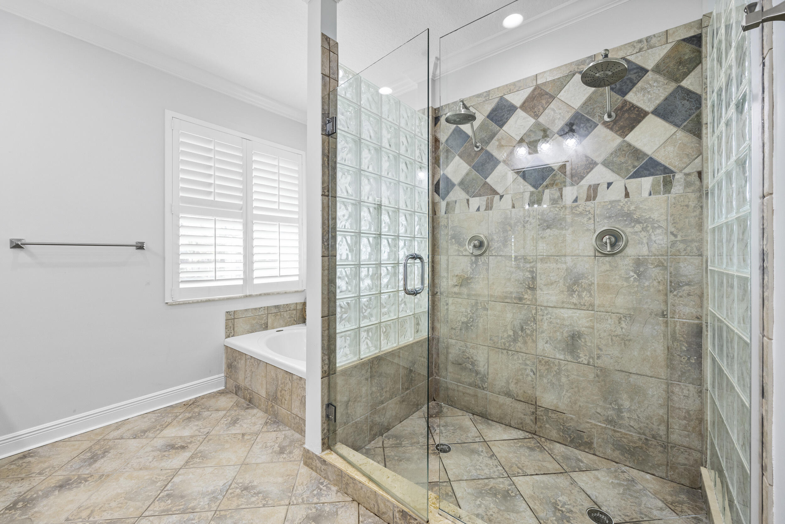 9806 SE Landing Place