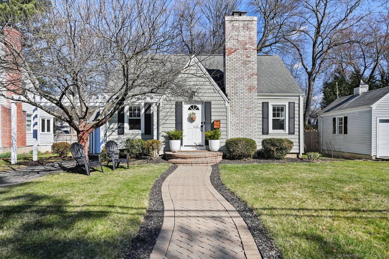 96 Quaker Lane North