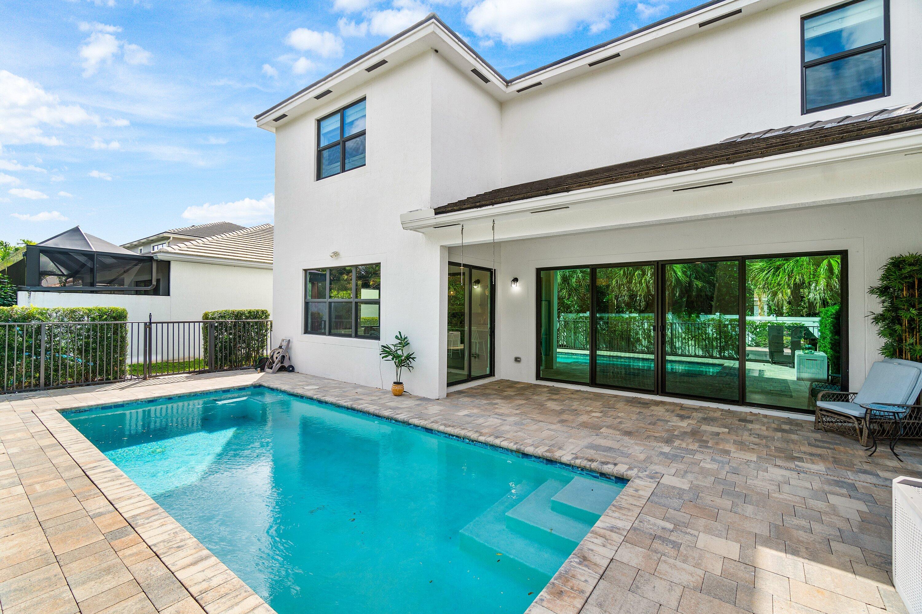 7296 Estero ()