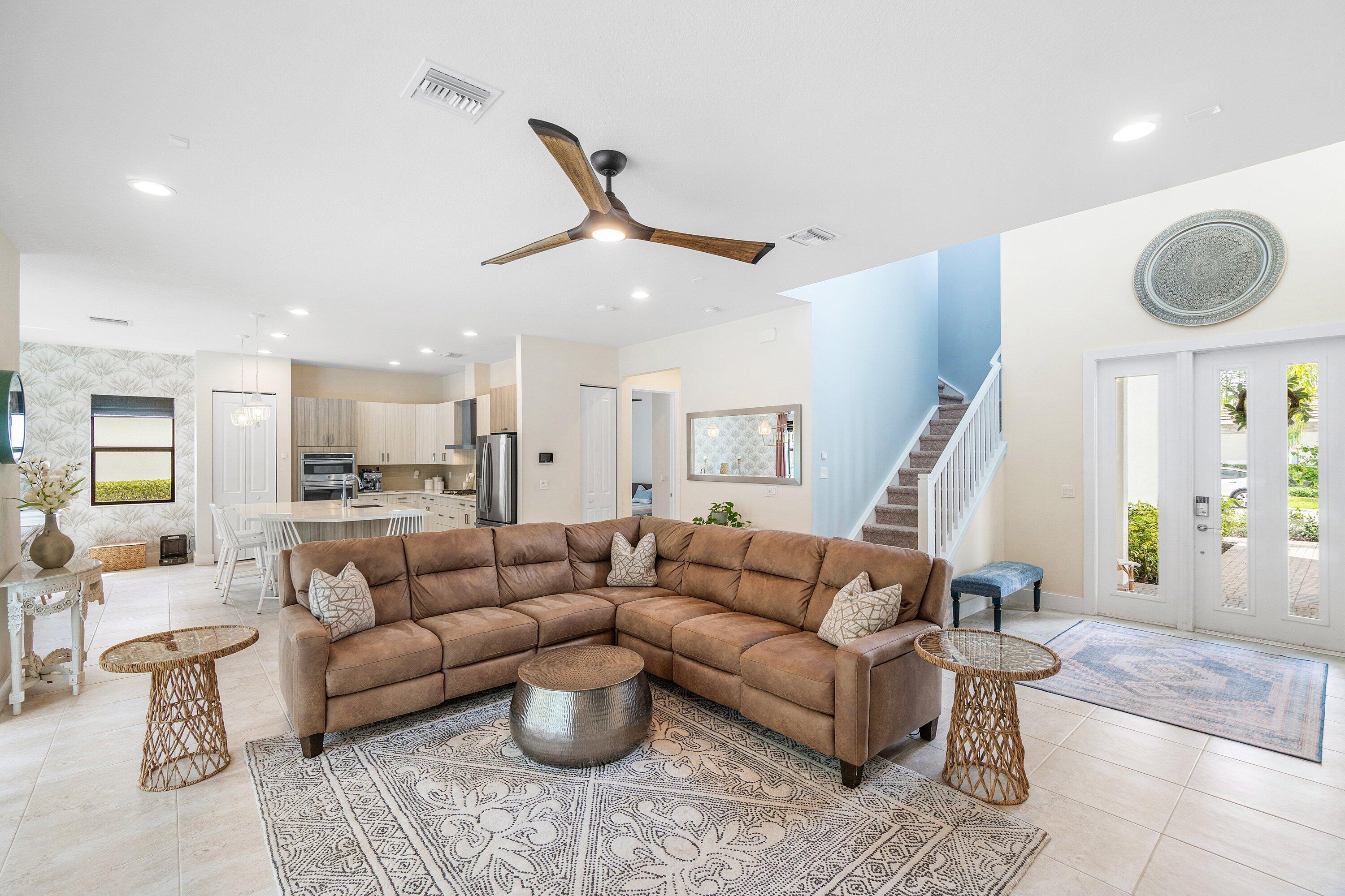 7296 Estero ()