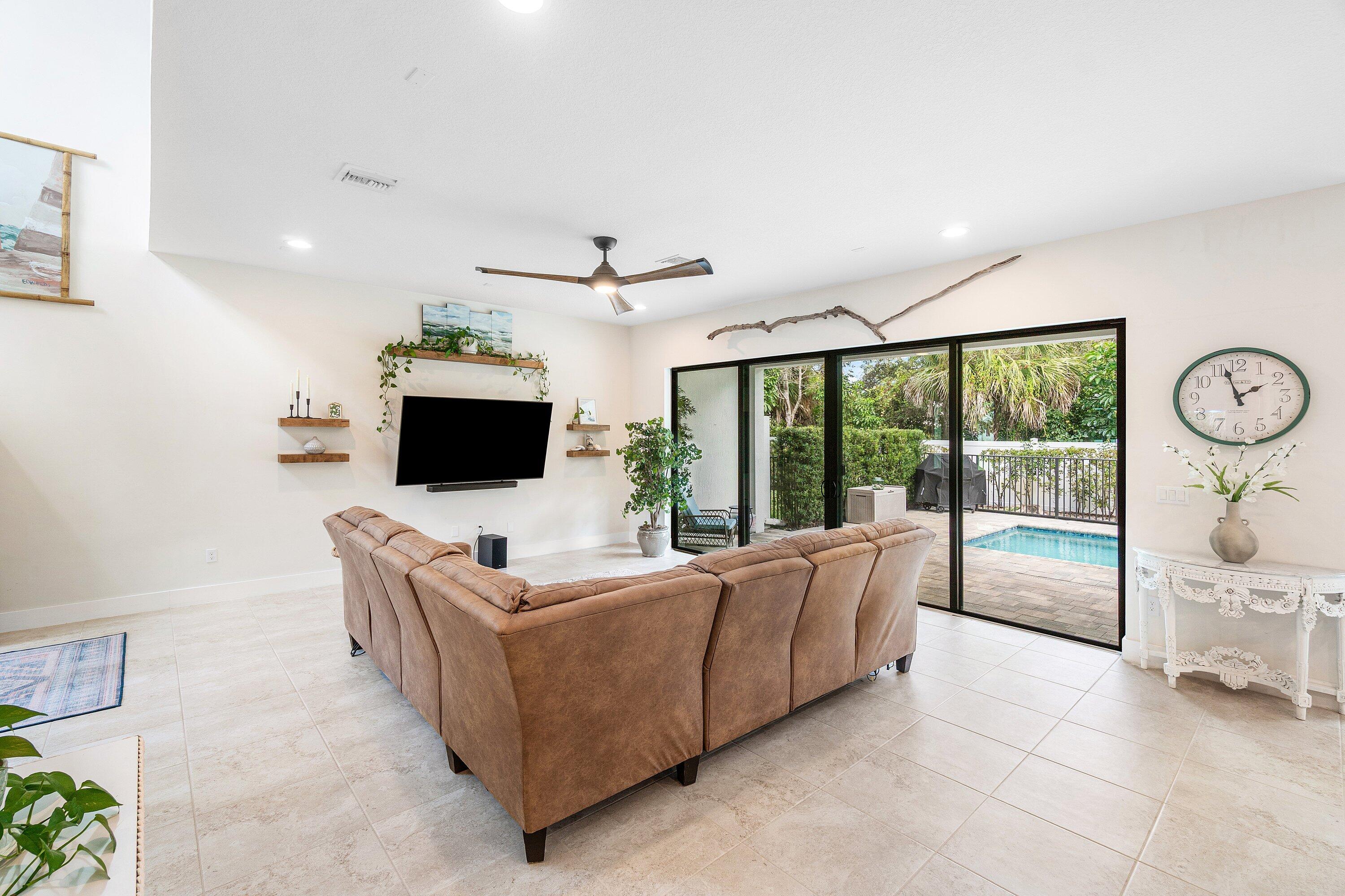 7296 Estero ()