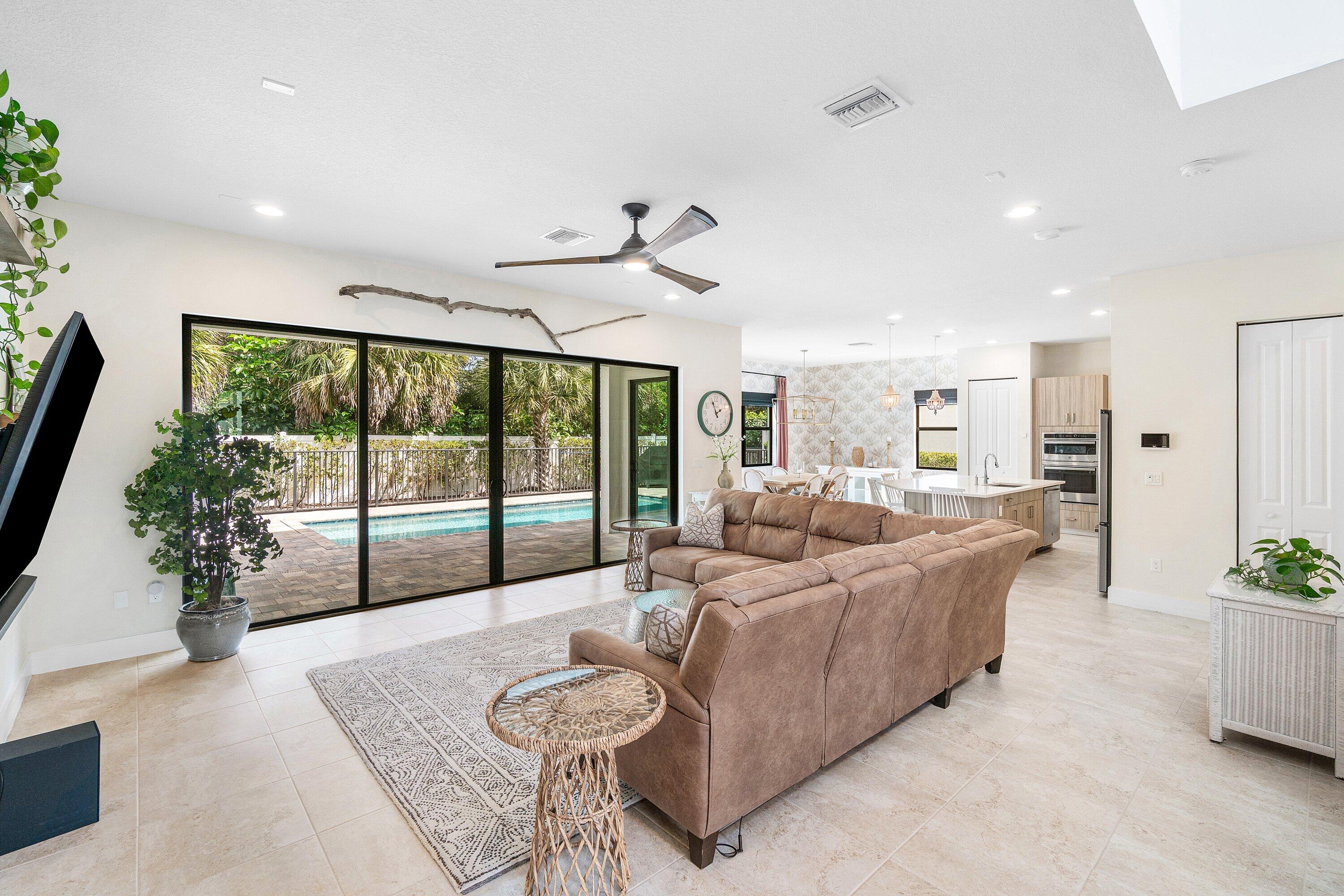 7296 Estero ()