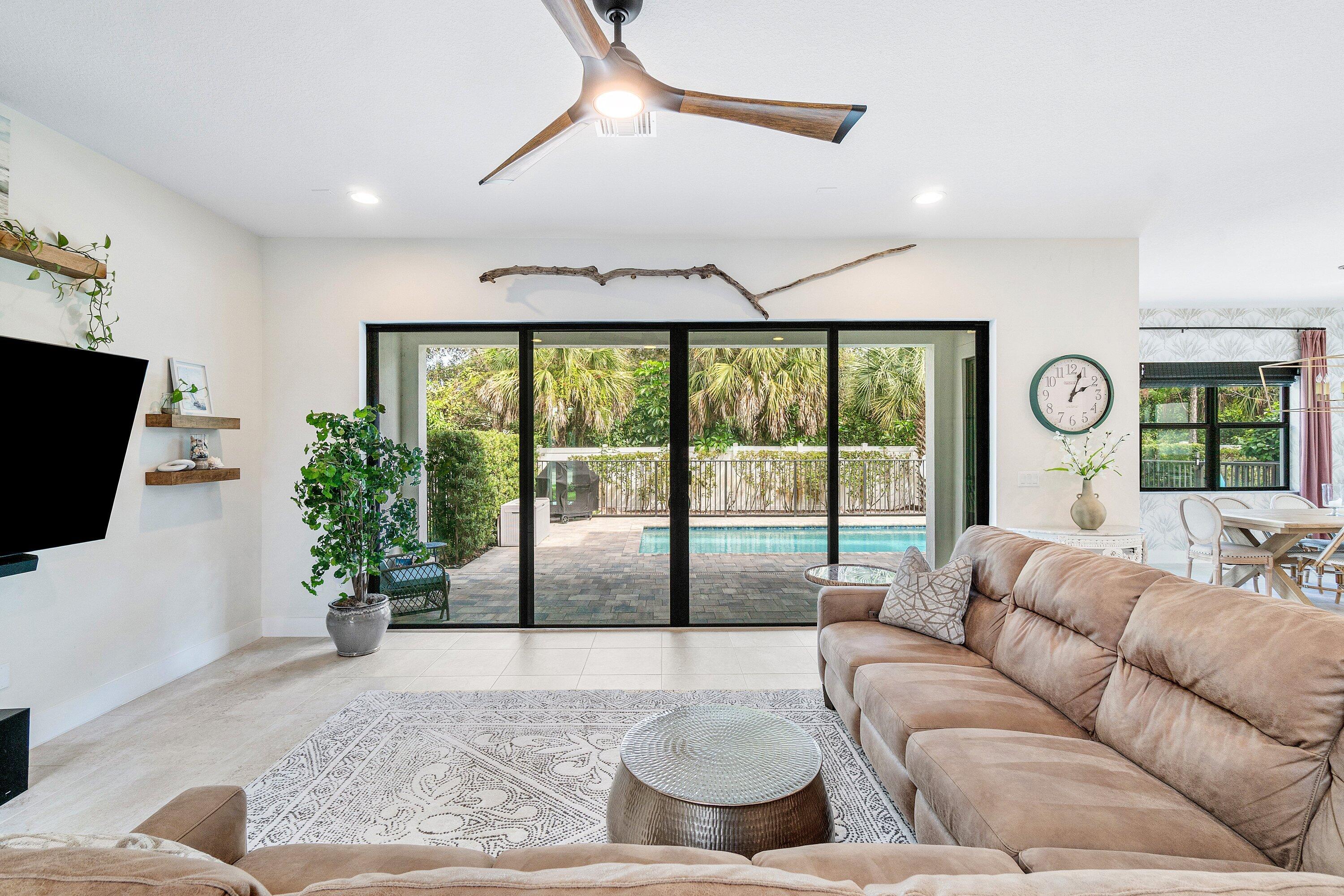 7296 Estero ()
