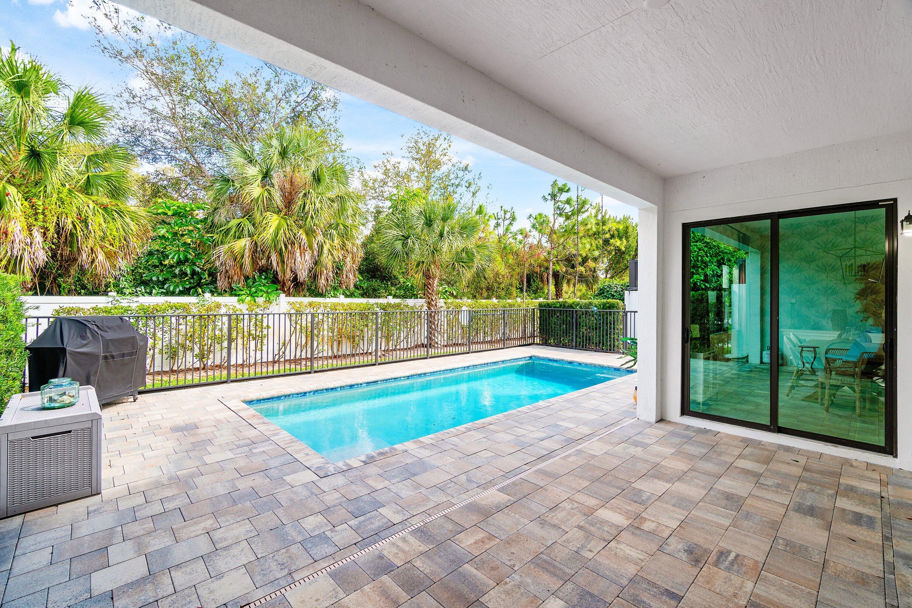 7296 Estero ()