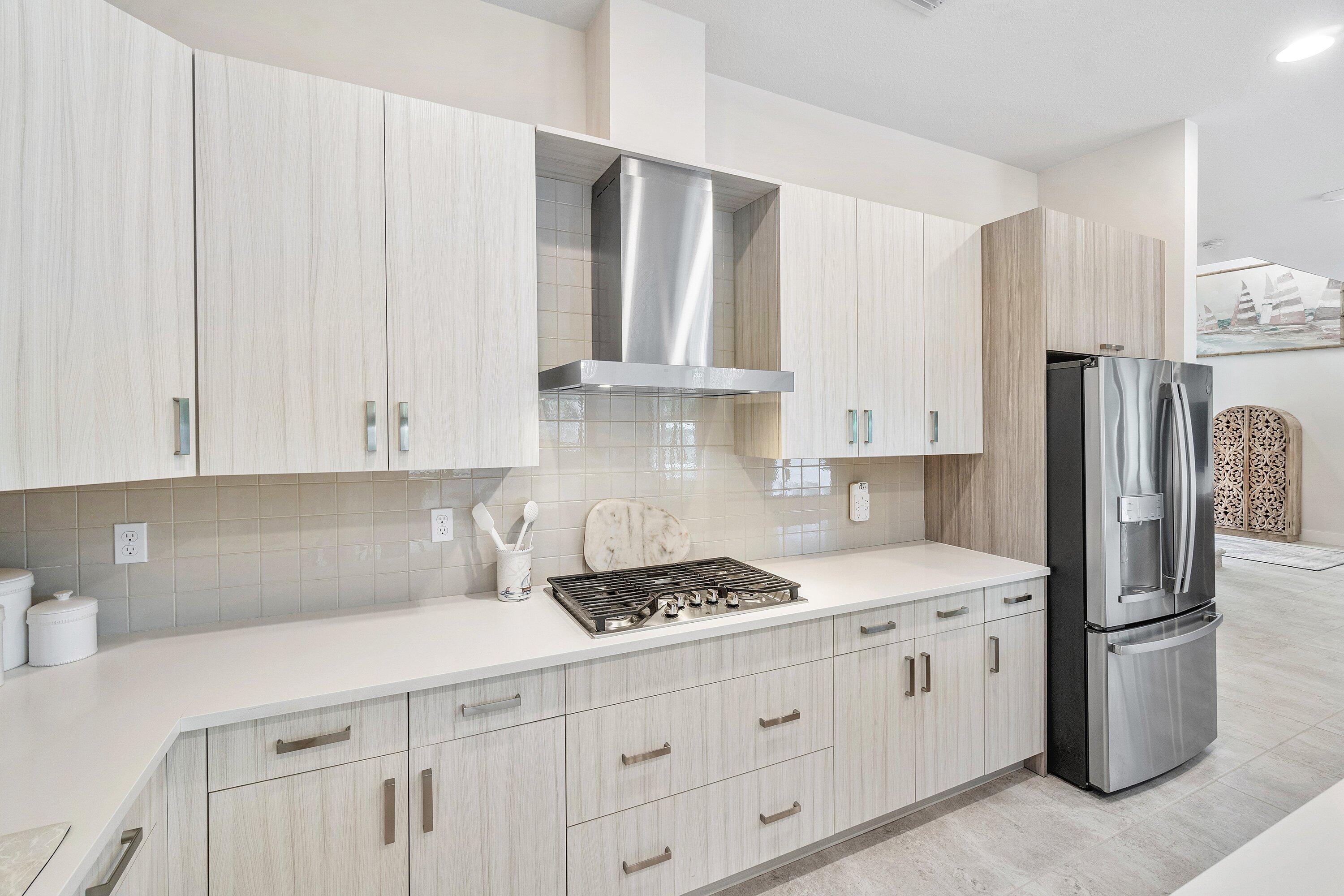 7296 Estero ()
