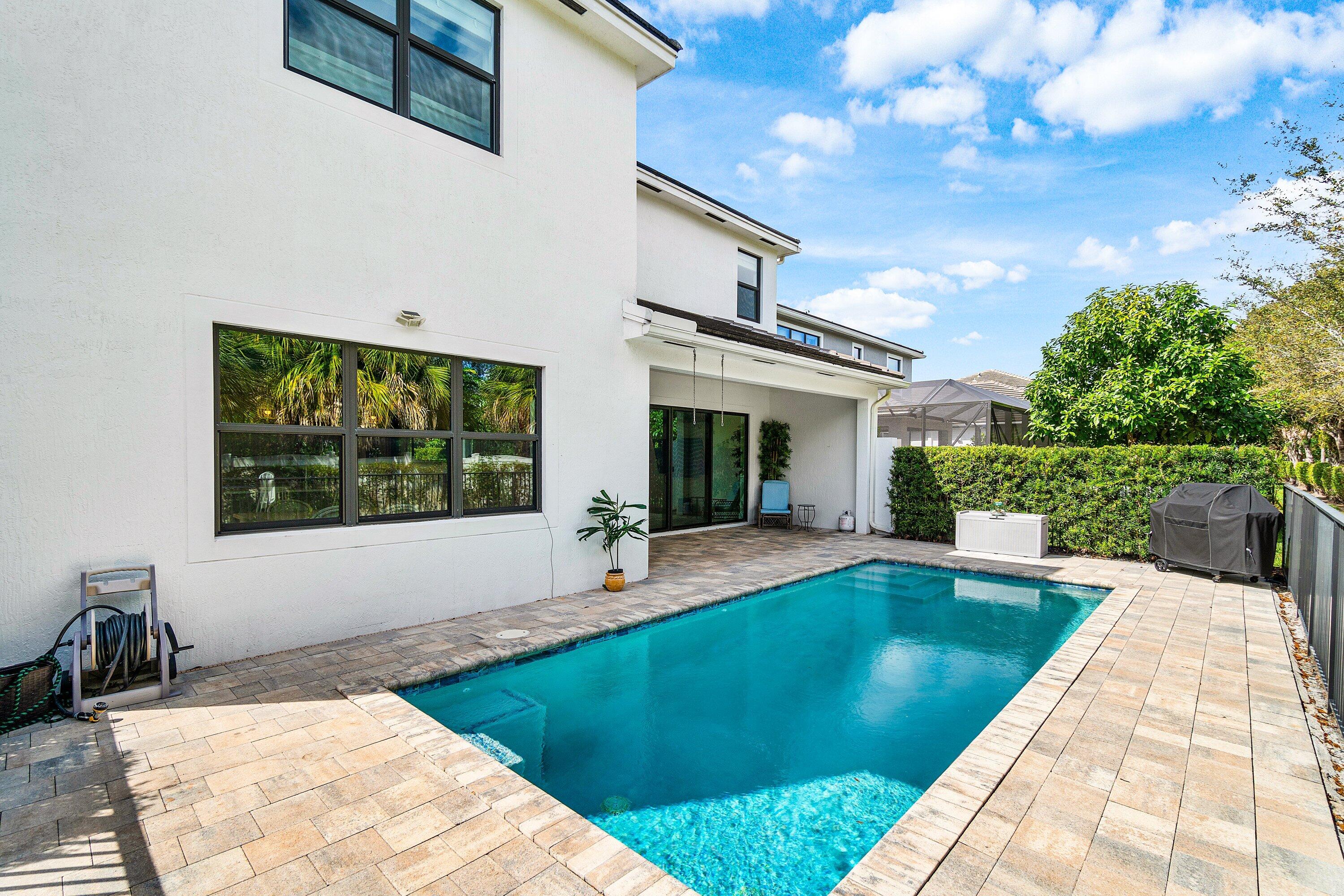 7296 Estero ()