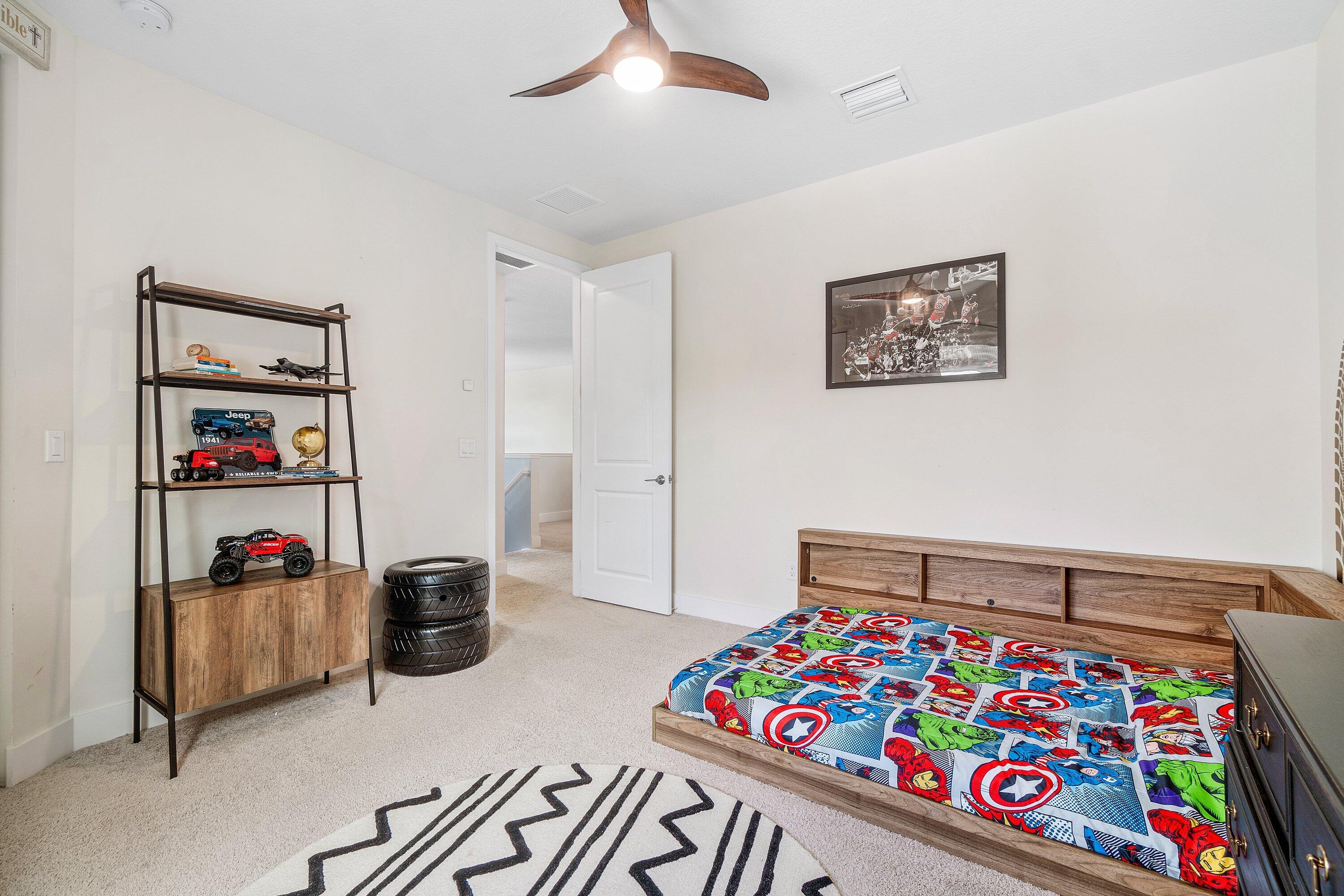 7296 Estero ()