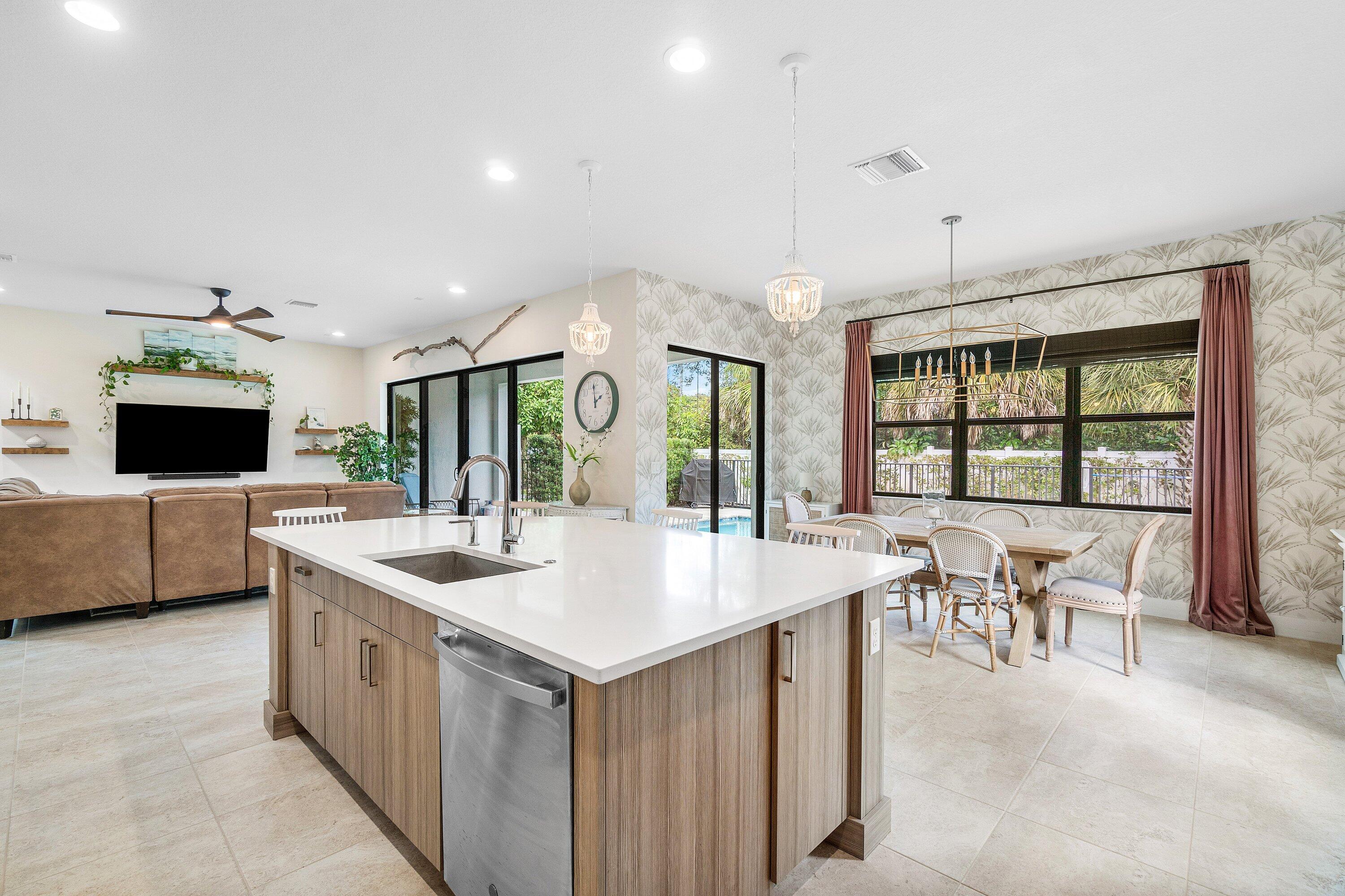 7296 Estero ()