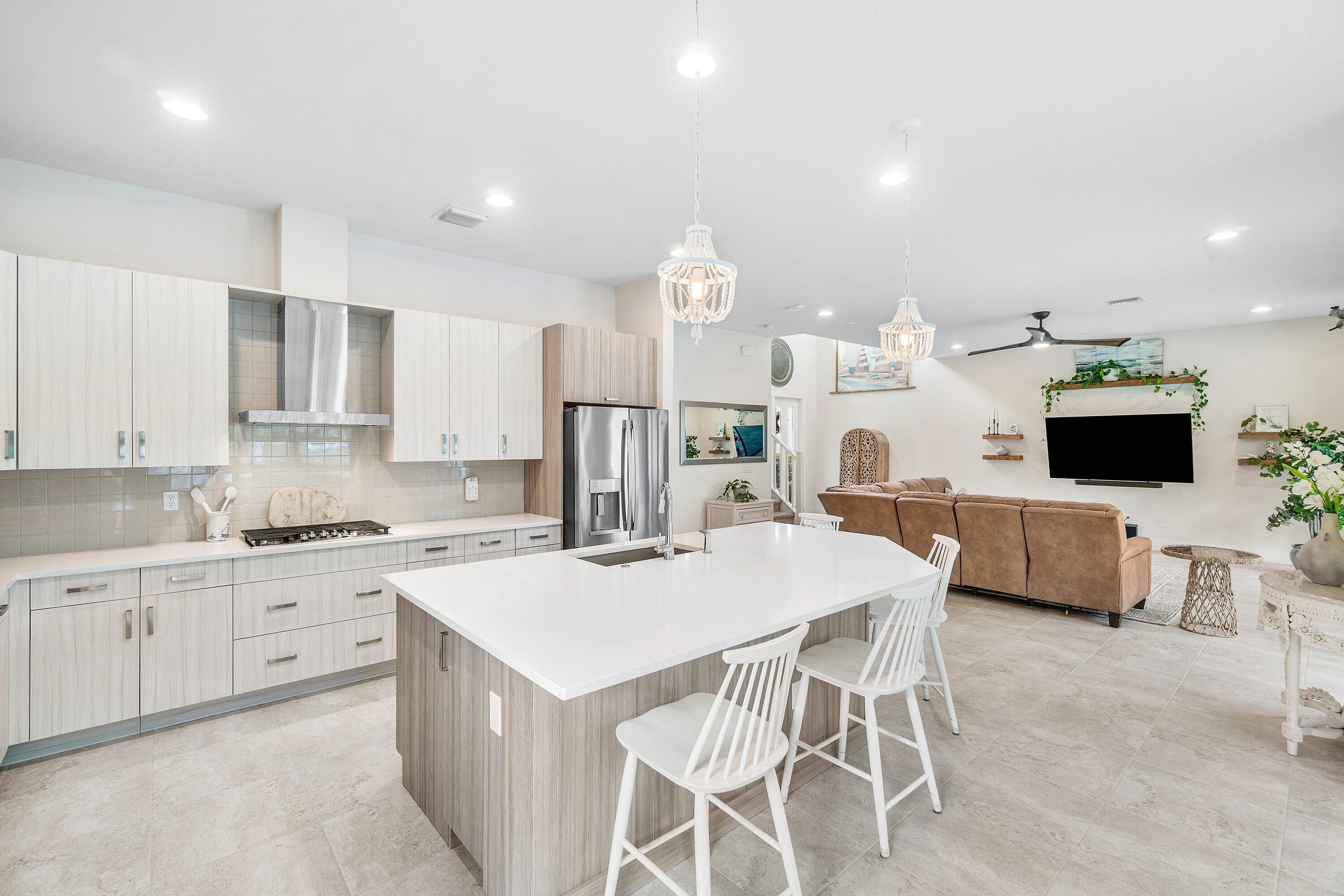 7296 Estero ()