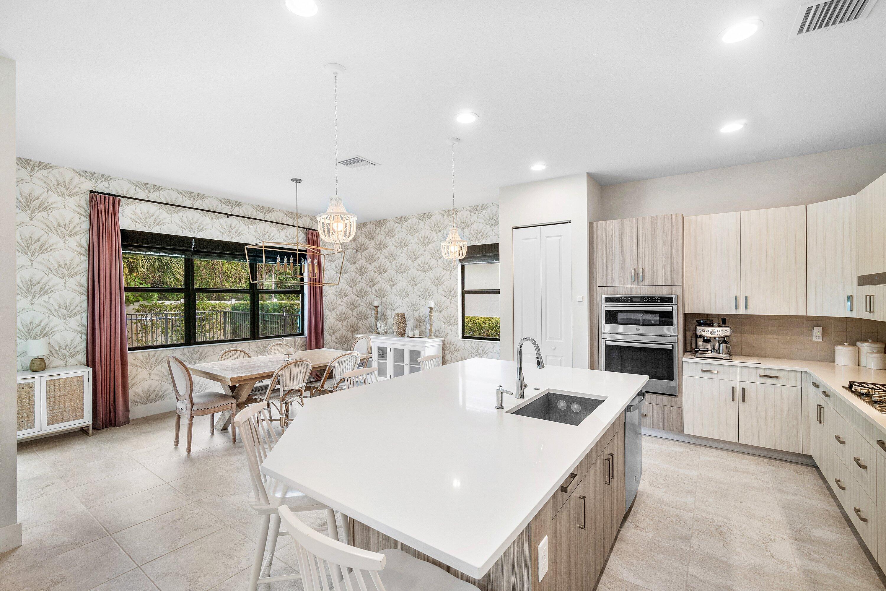 7296 Estero ()