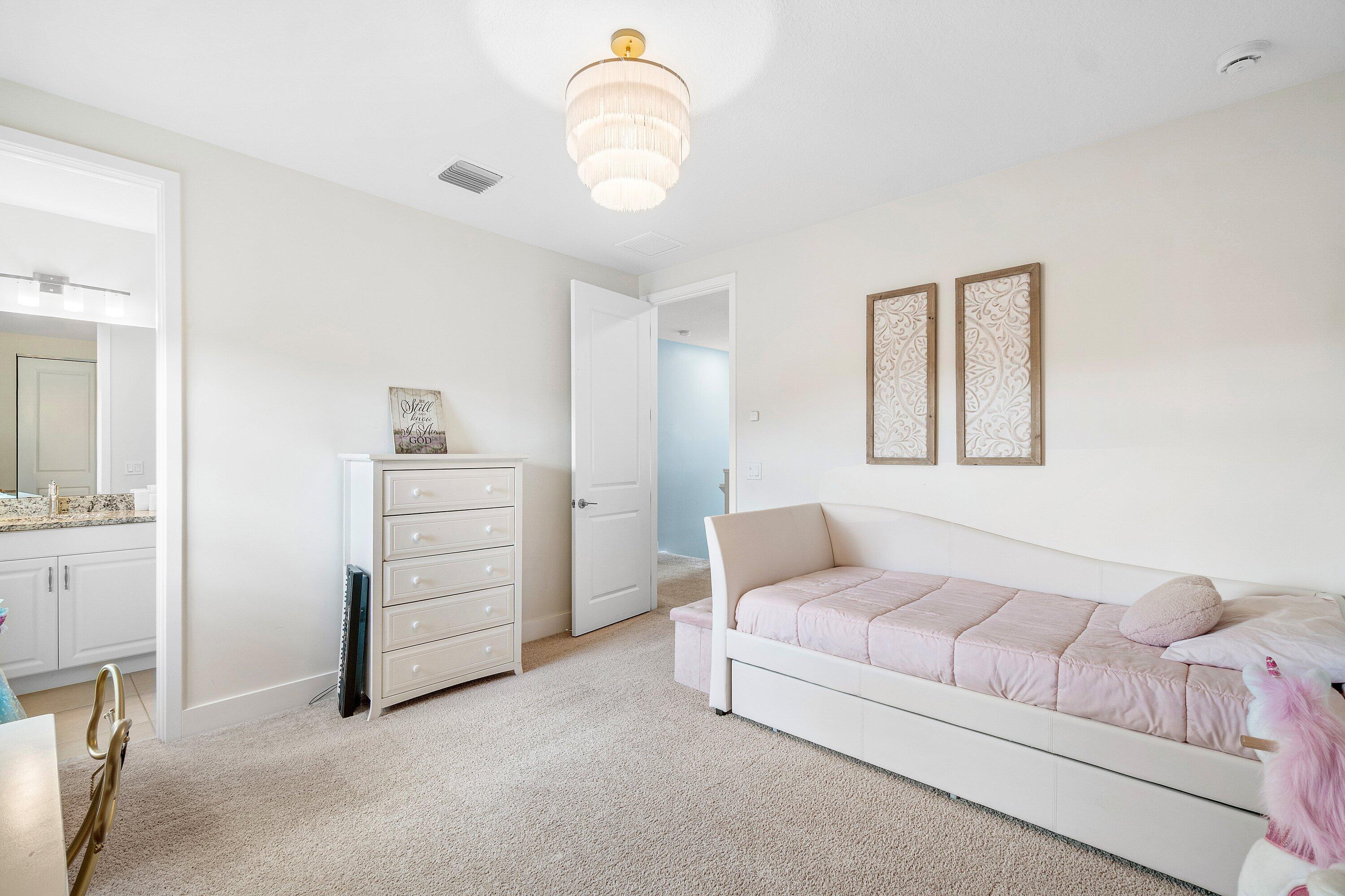 7296 Estero ()