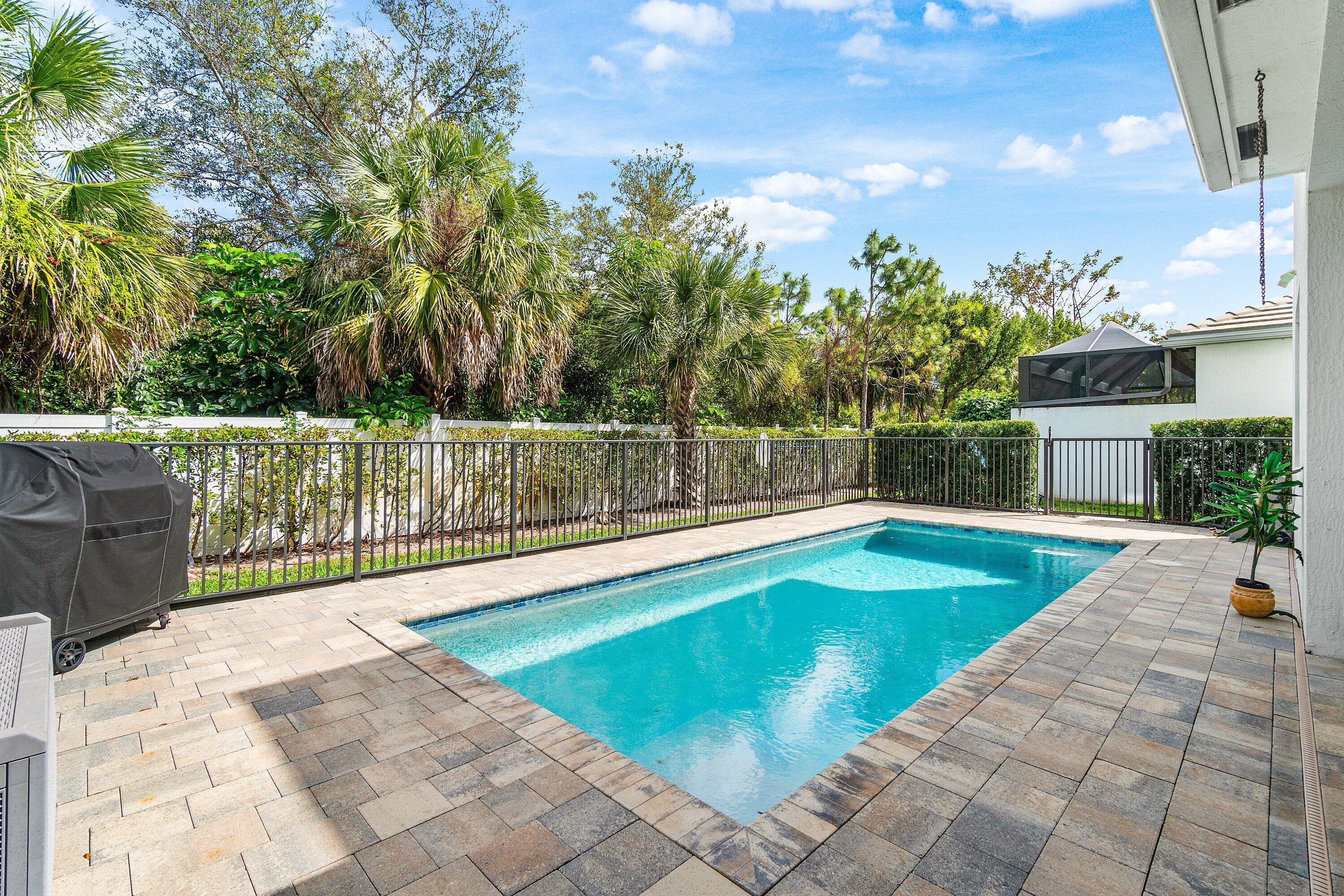 7296 Estero ()