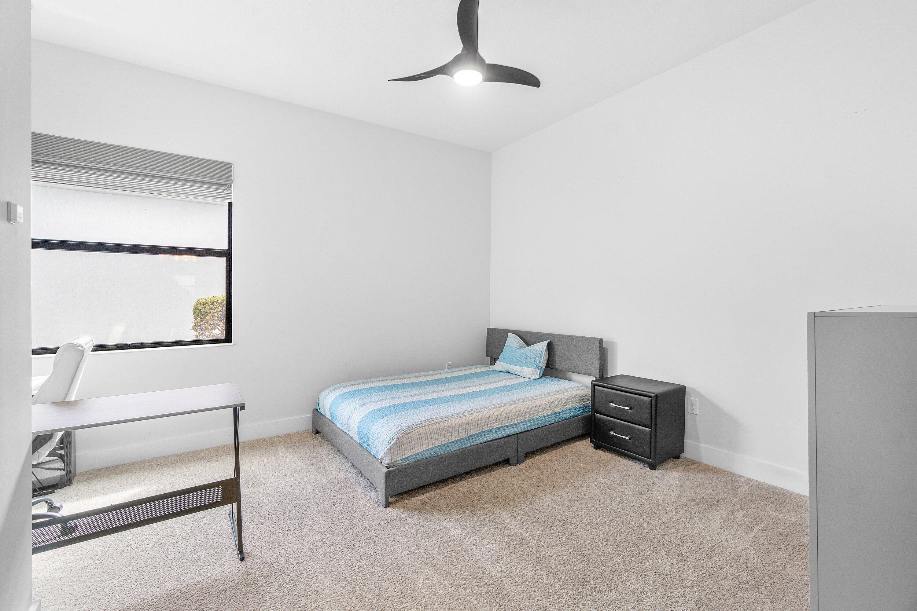 7296 Estero ()