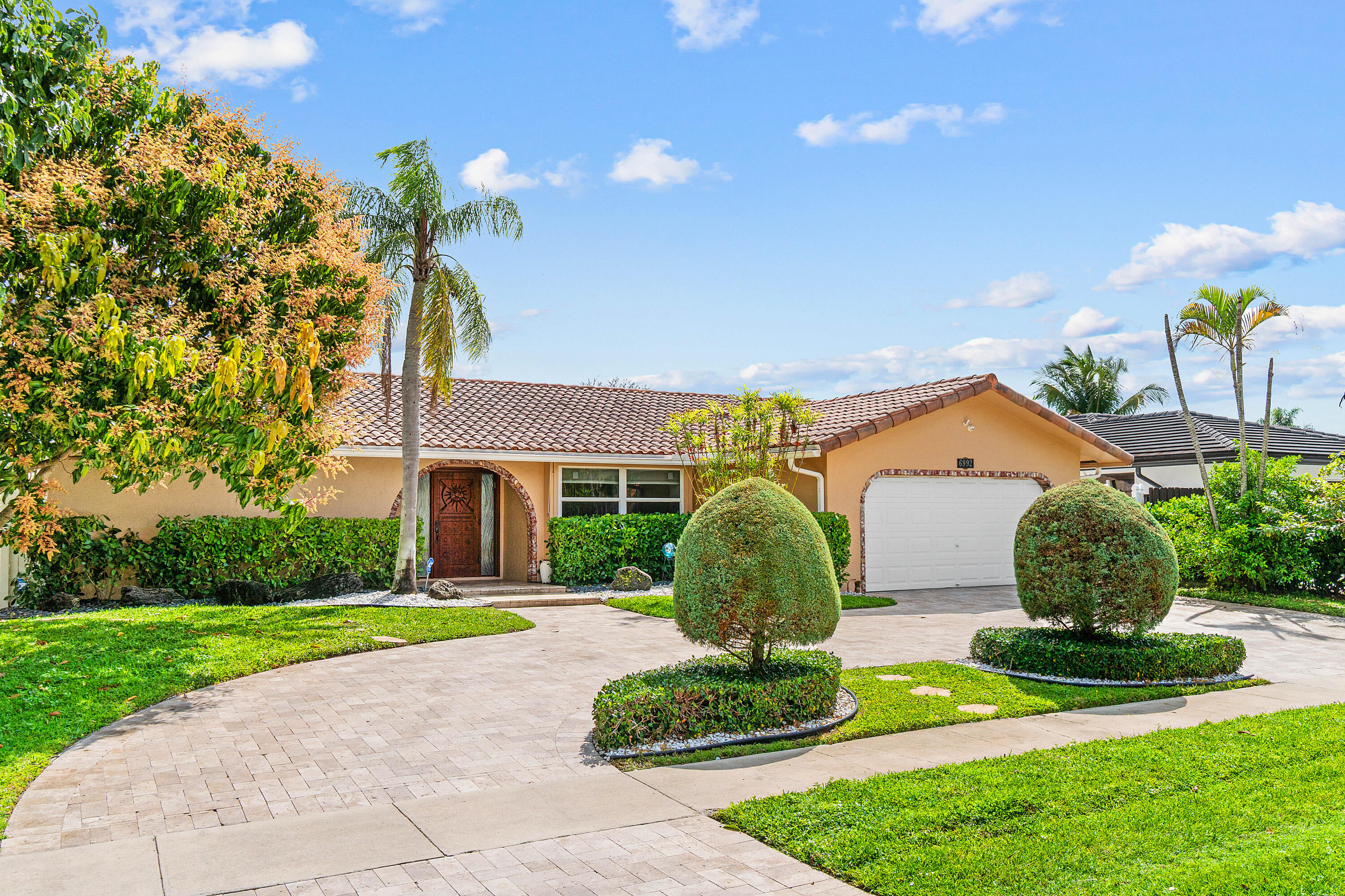 6992 W Calle Del Paz W