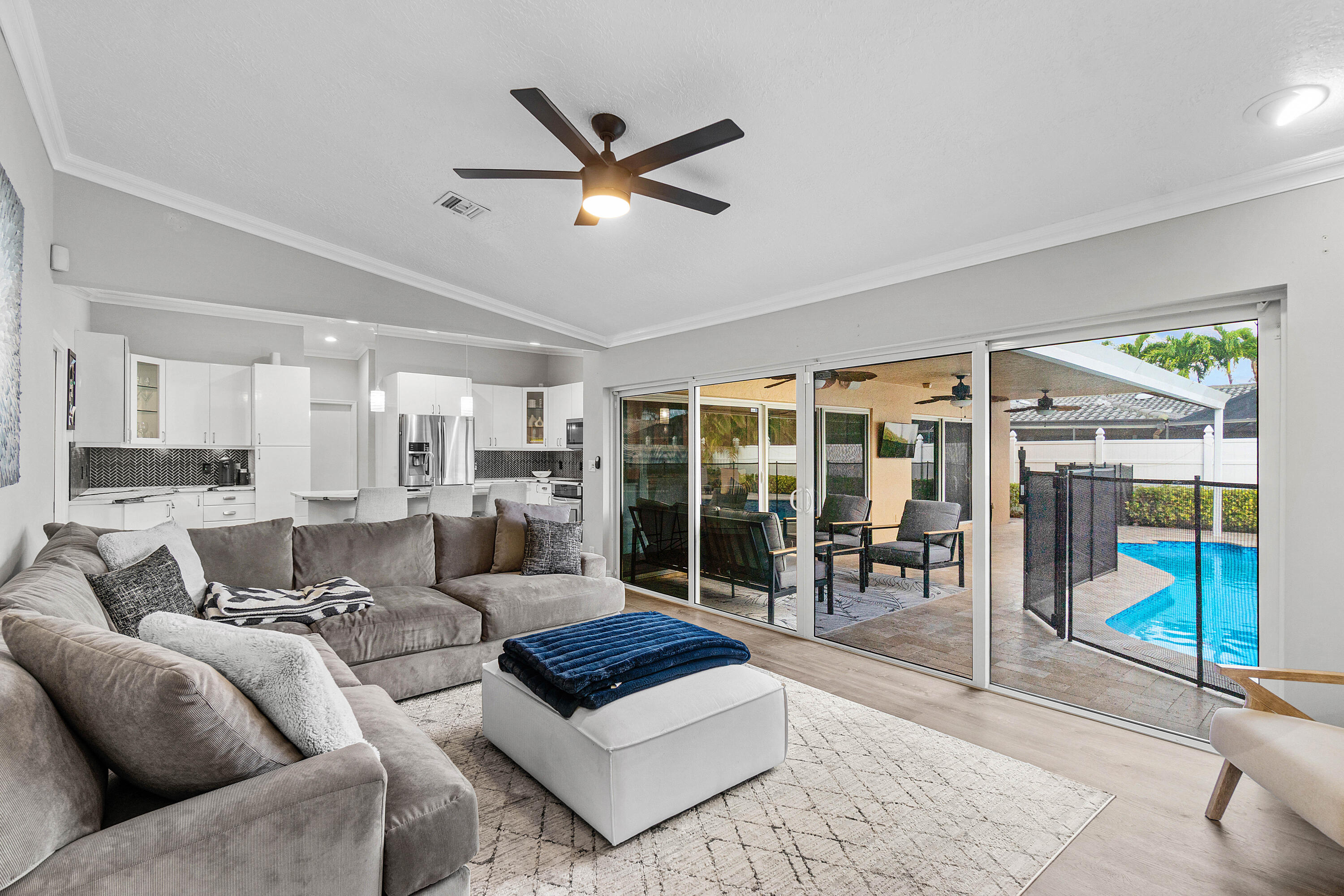 6992 W Calle Del Paz W