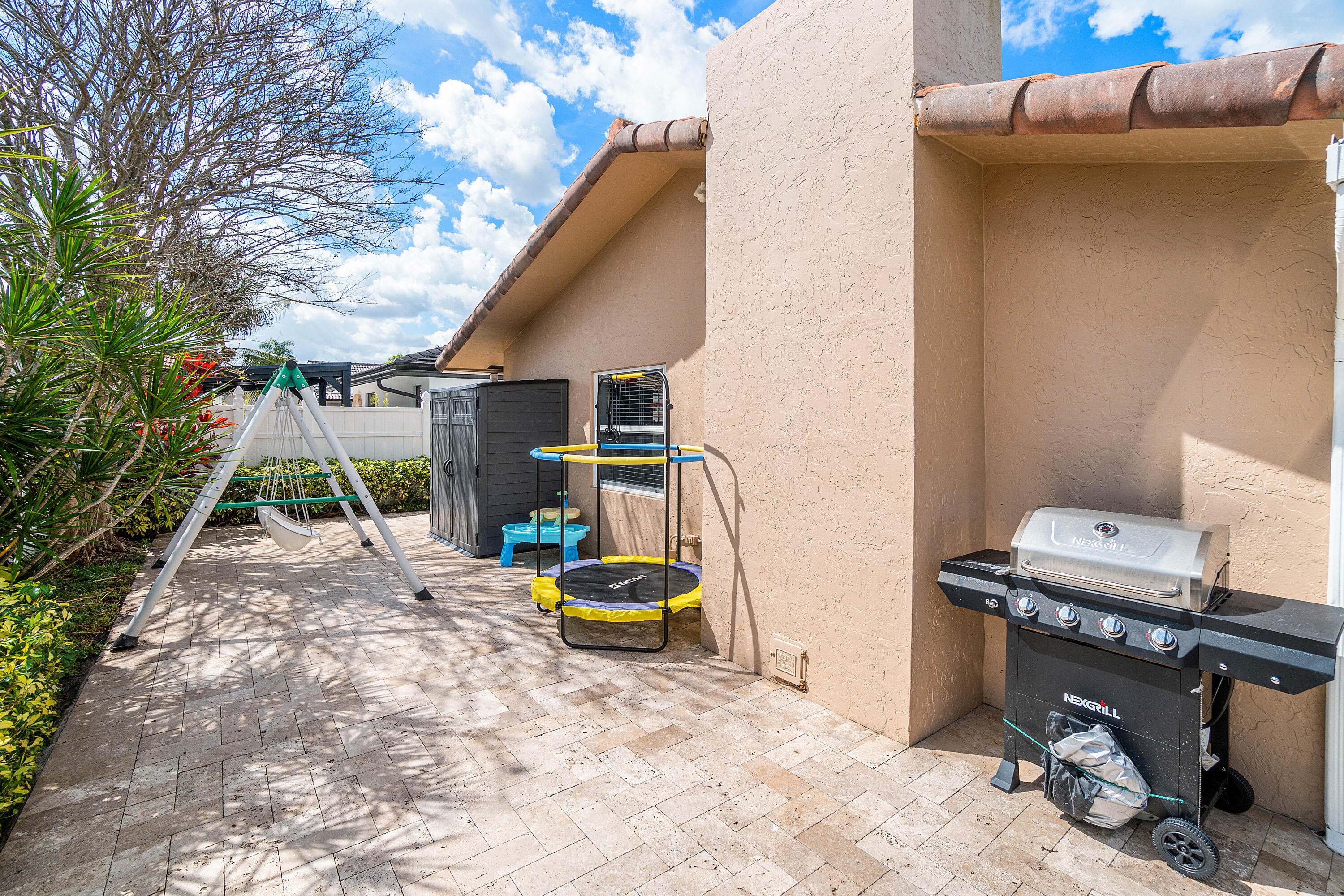 6992 W Calle Del Paz W