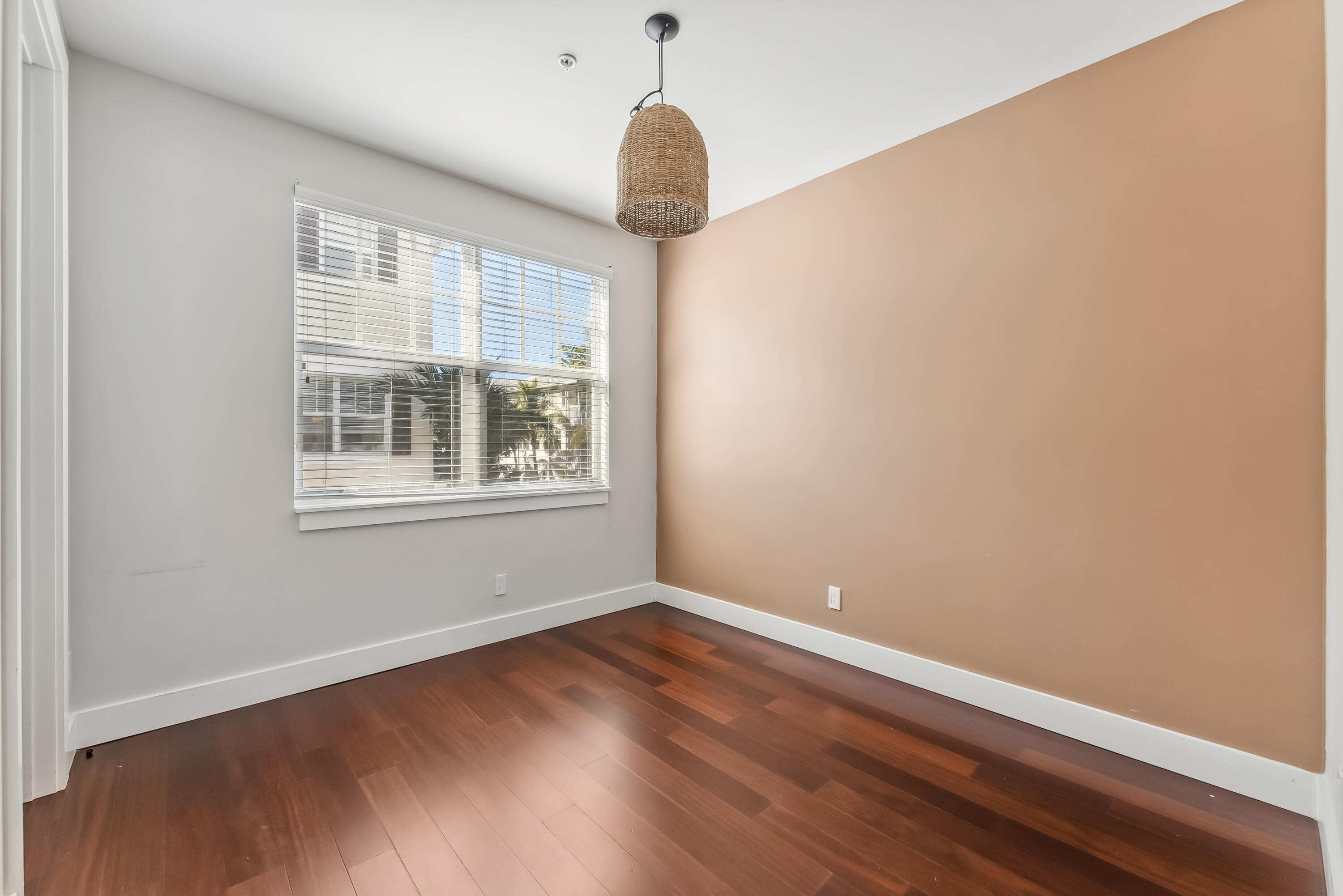 106 SW 1st Ave