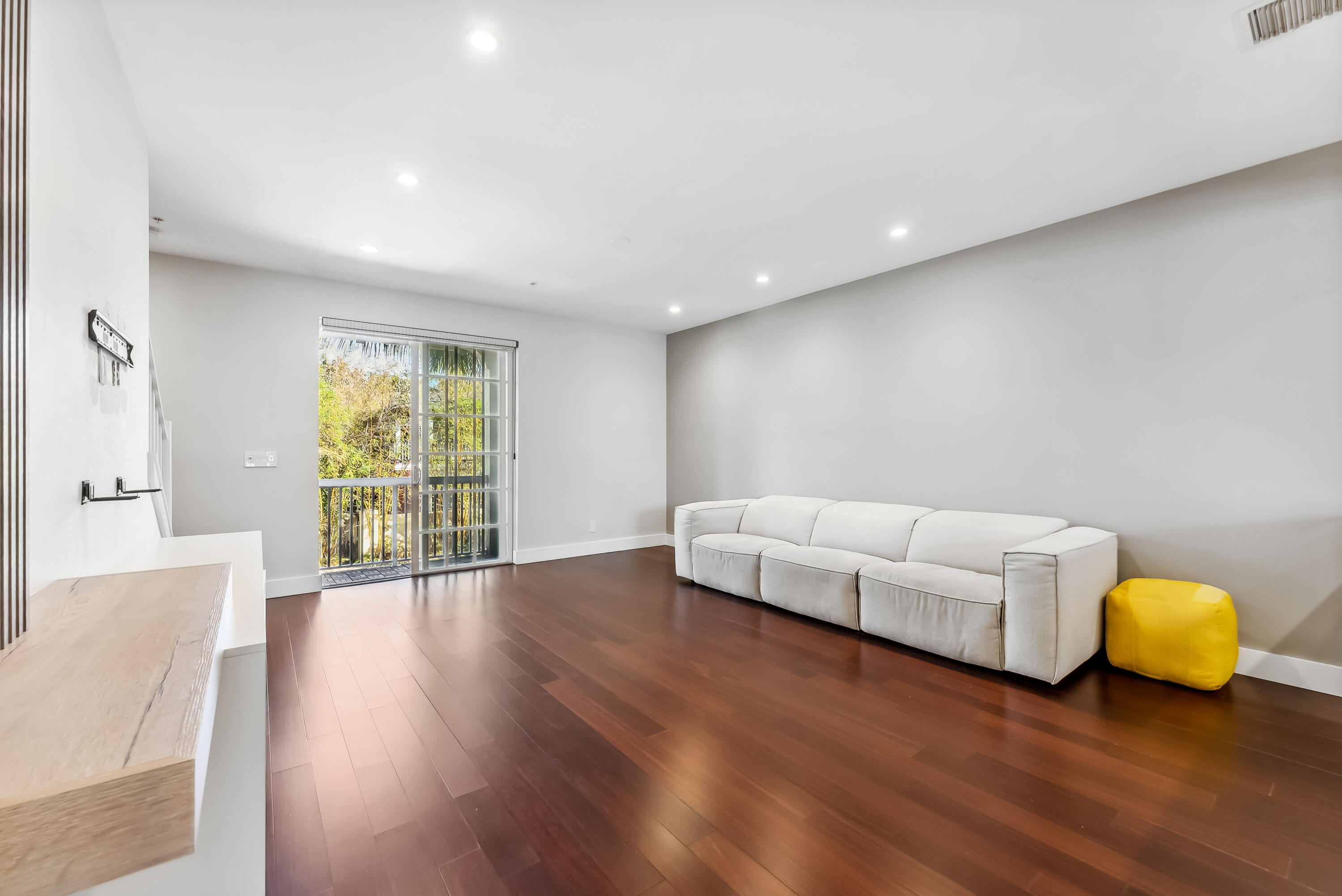 106 SW 1st Ave