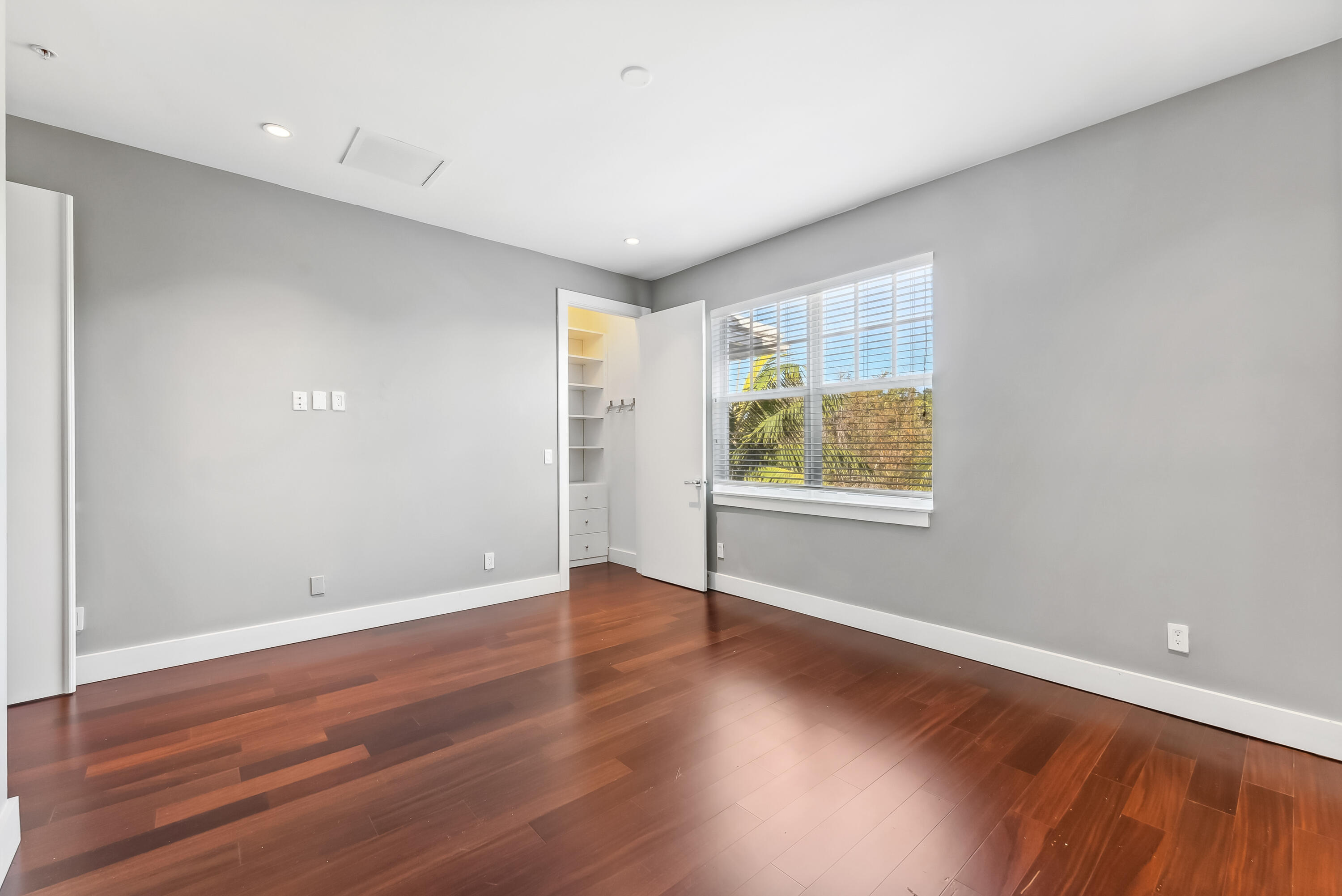 106 SW 1st Ave
