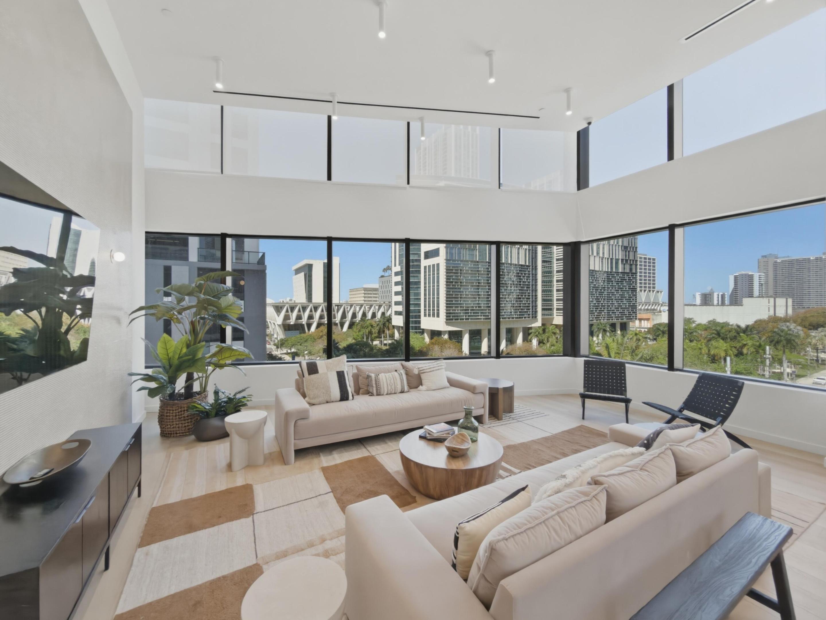 225 N Miami Avenue Unit: 2002