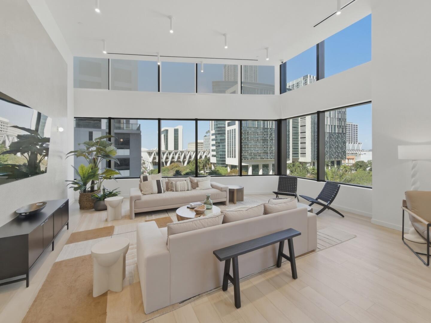 225 N Miami Avenue Unit: 2002