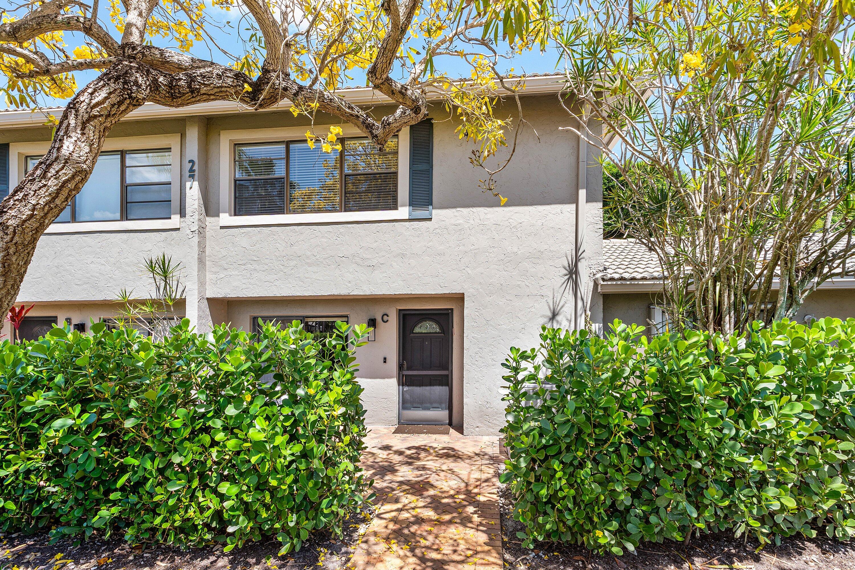 27 Stratford Ln Lane W C