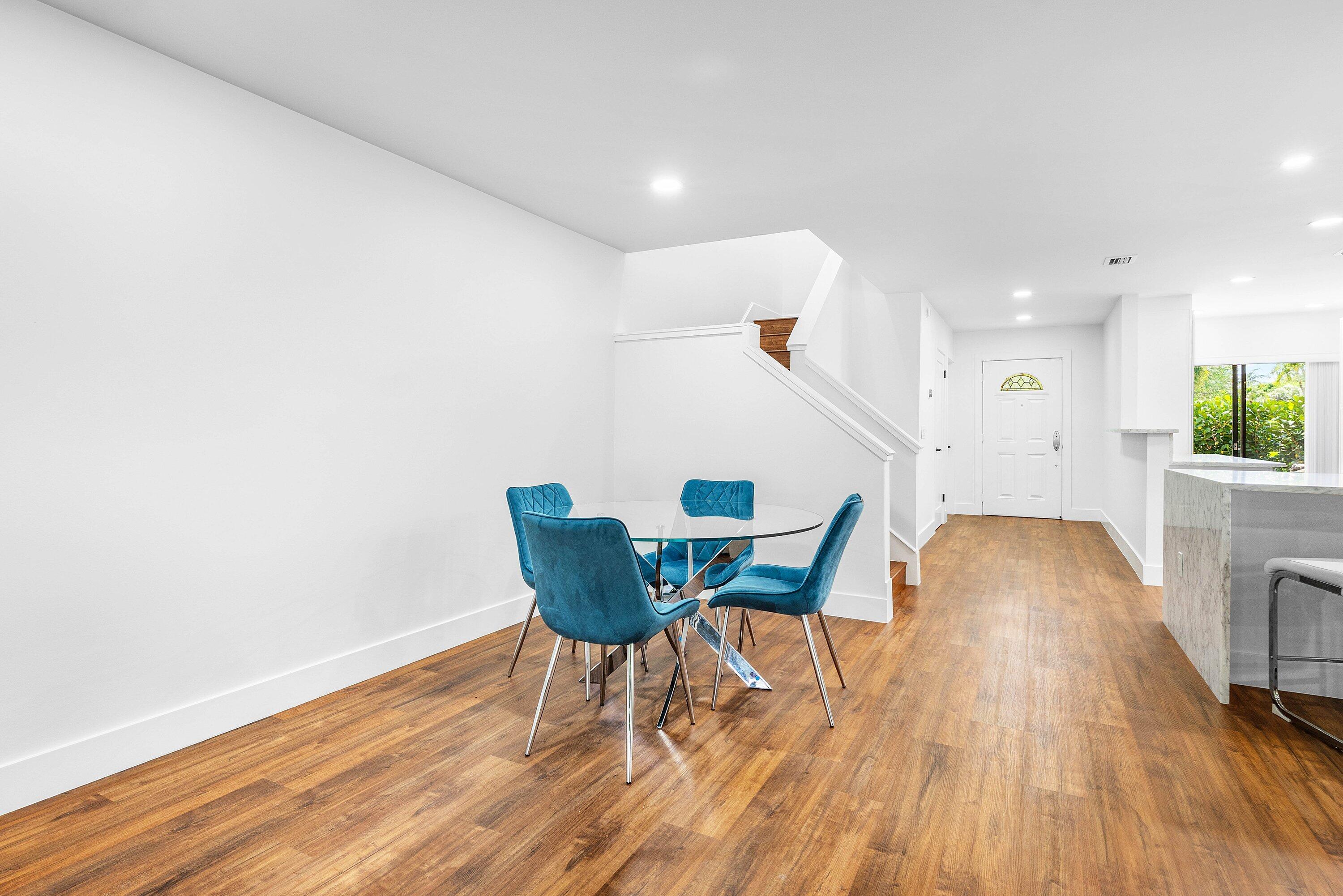 27 Stratford Ln Lane W C