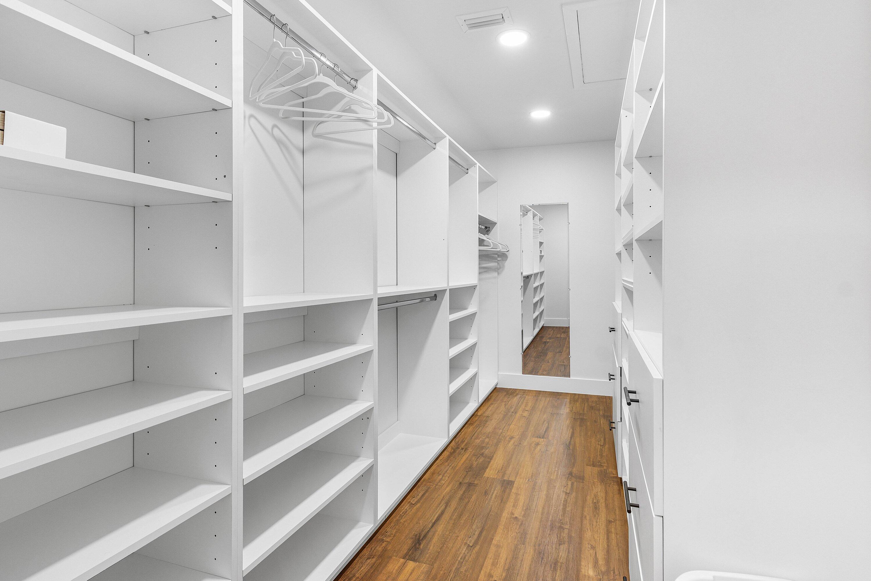 27 Stratford Ln Lane W C