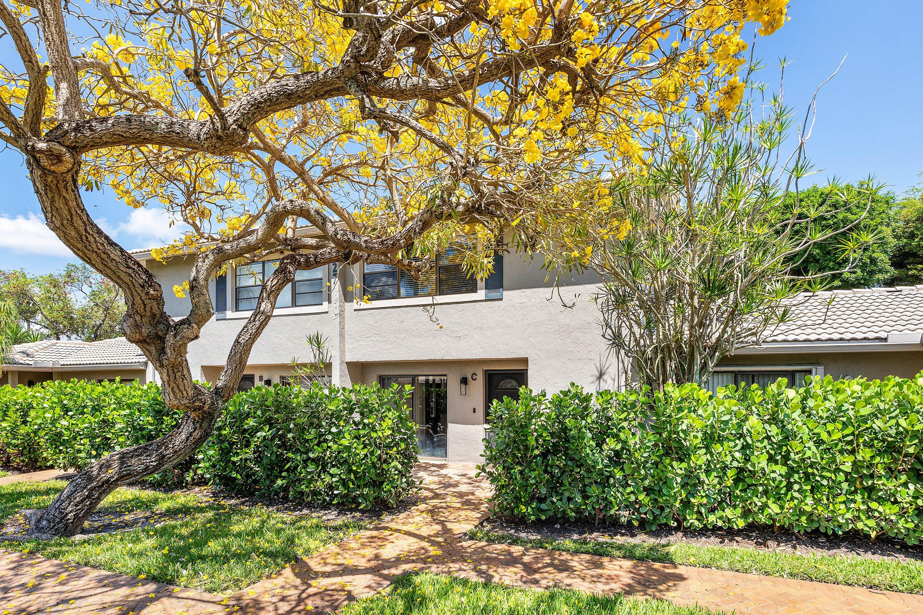 27 Stratford Ln Lane W C