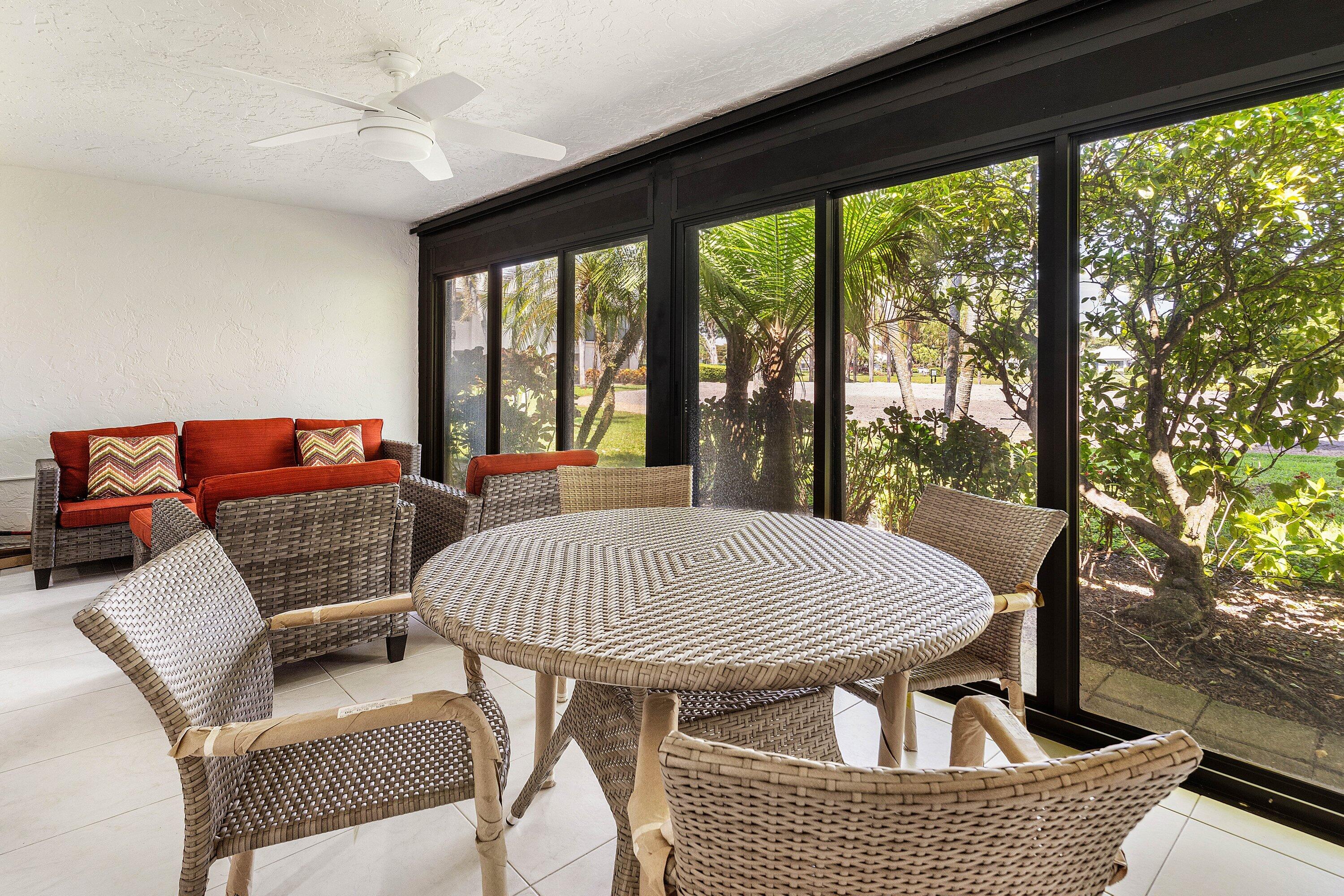 27 Stratford Ln Lane W C