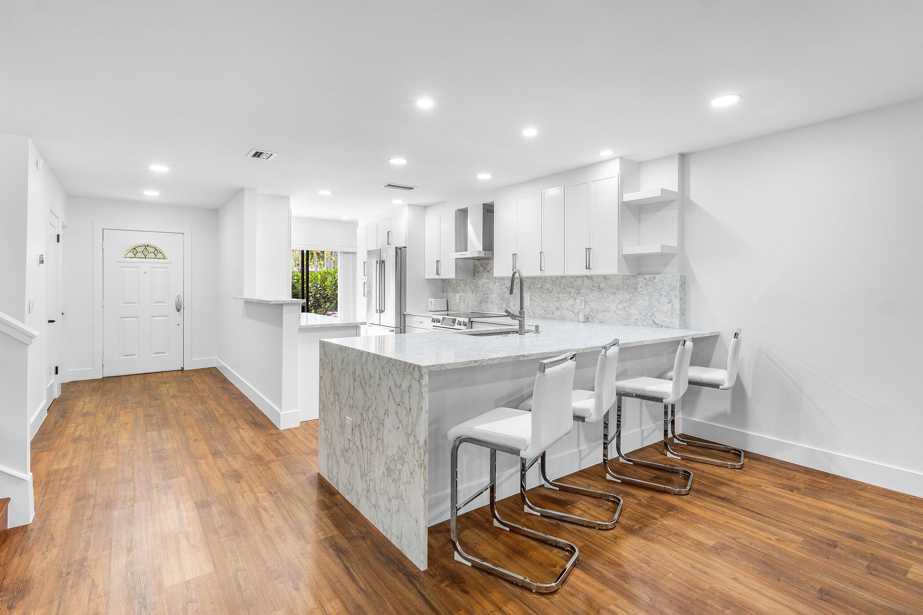 27 Stratford Ln Lane W C