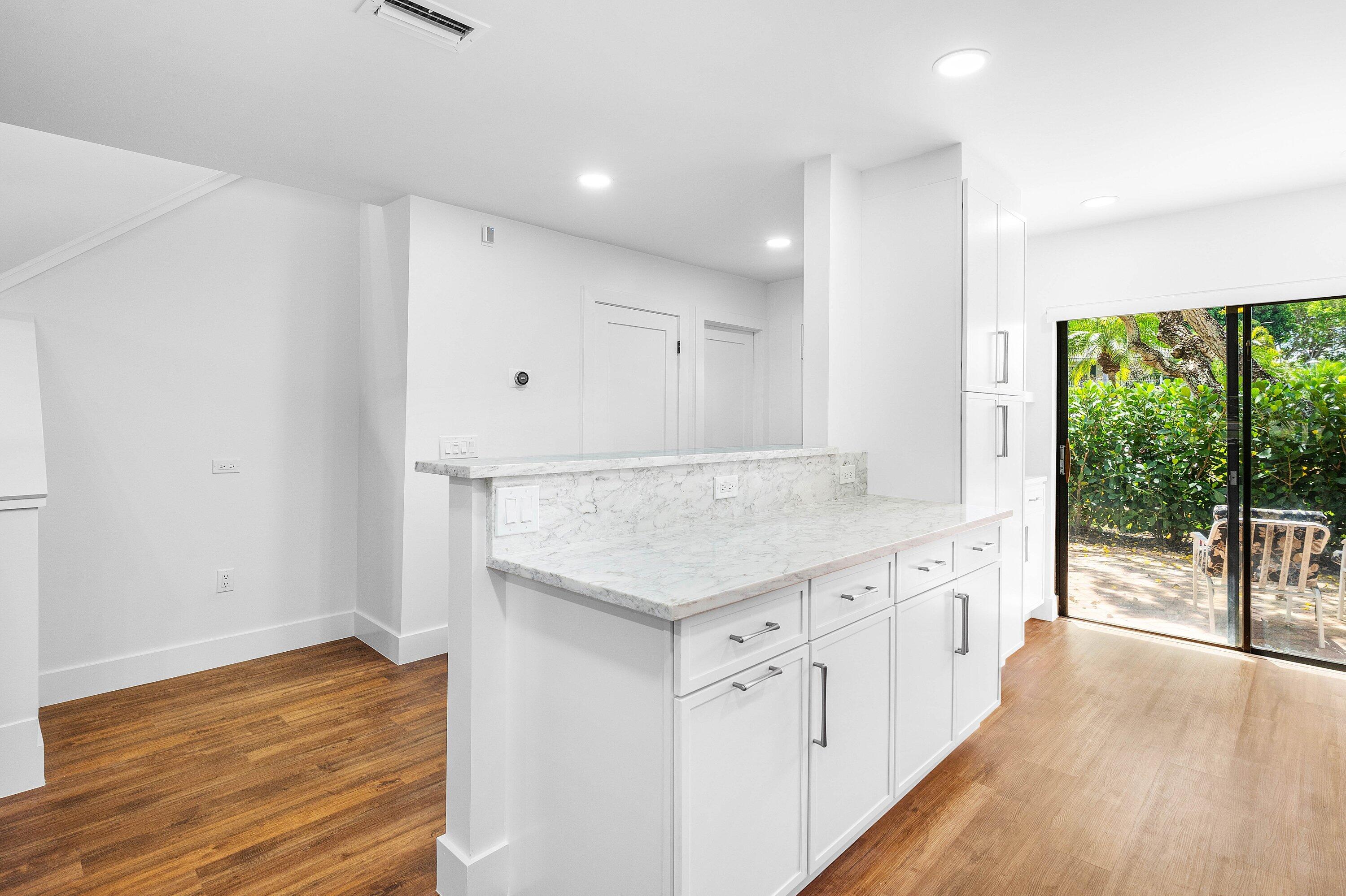 27 Stratford Ln Lane W C