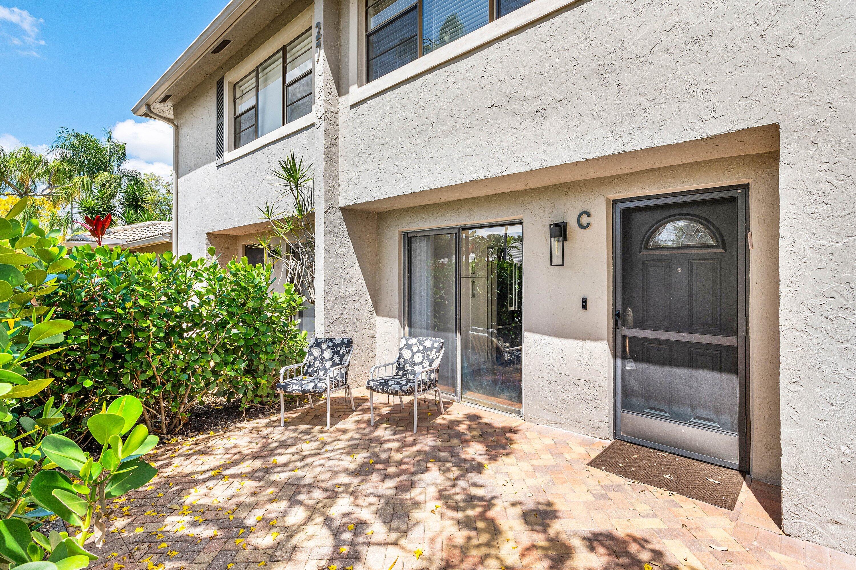 27 Stratford Ln Lane W C