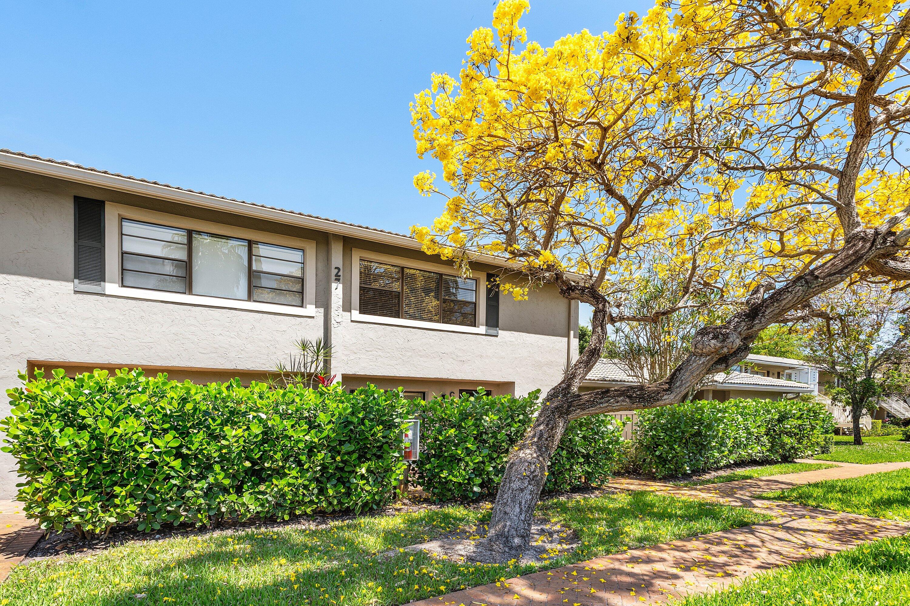 27 Stratford Ln Lane W C