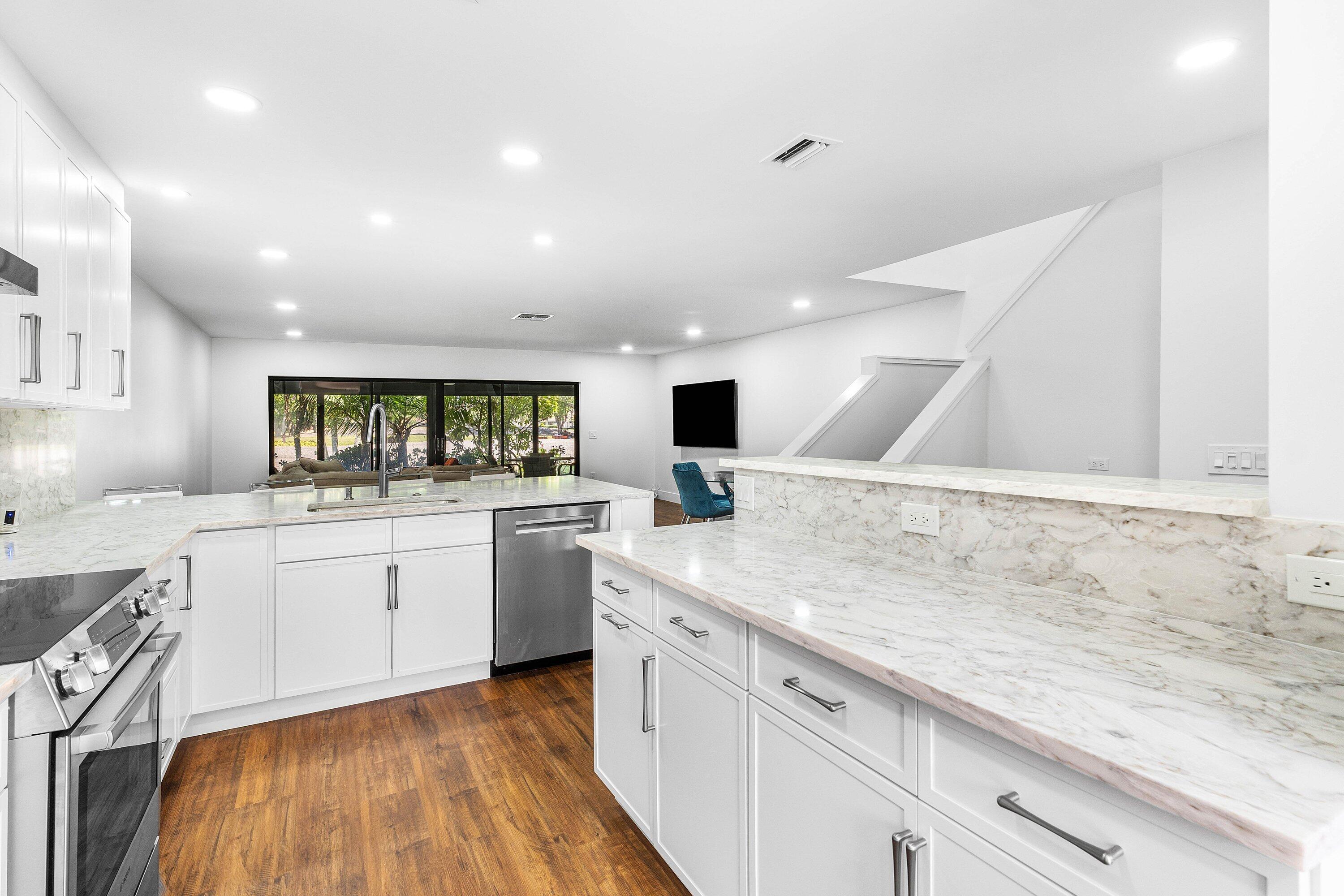 27 Stratford Ln Lane W C