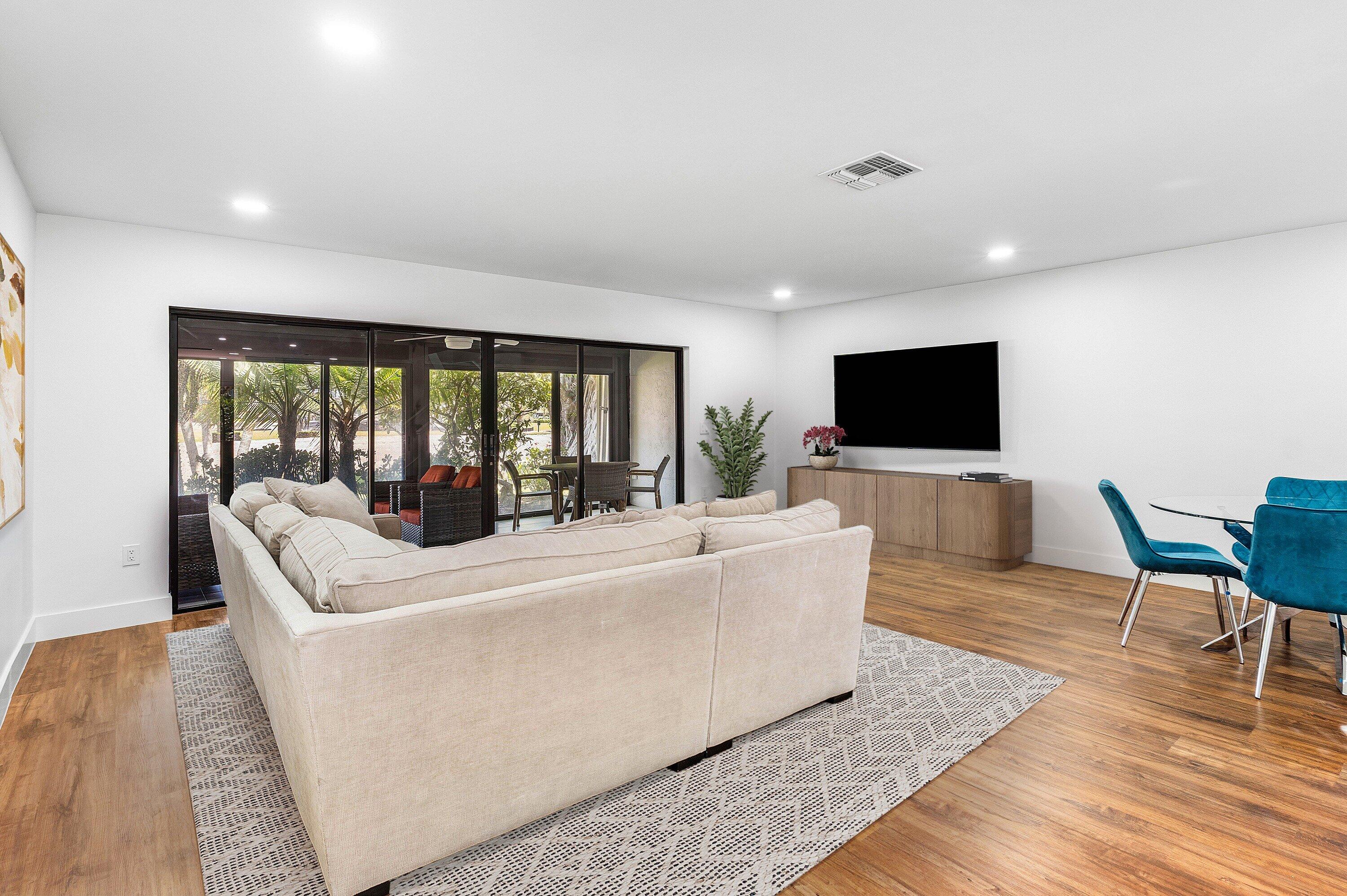 27 Stratford Ln Lane W C