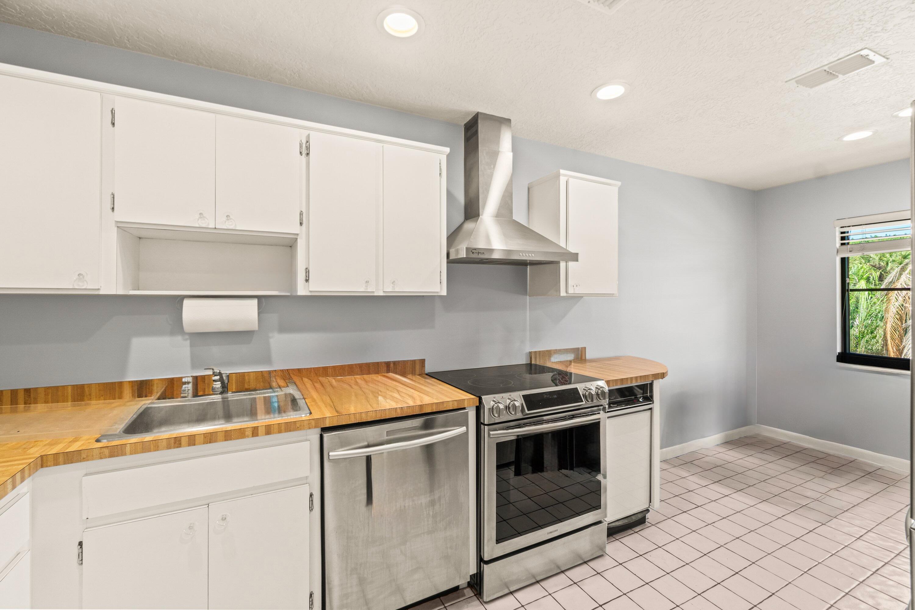 46 Stratford Lane W D