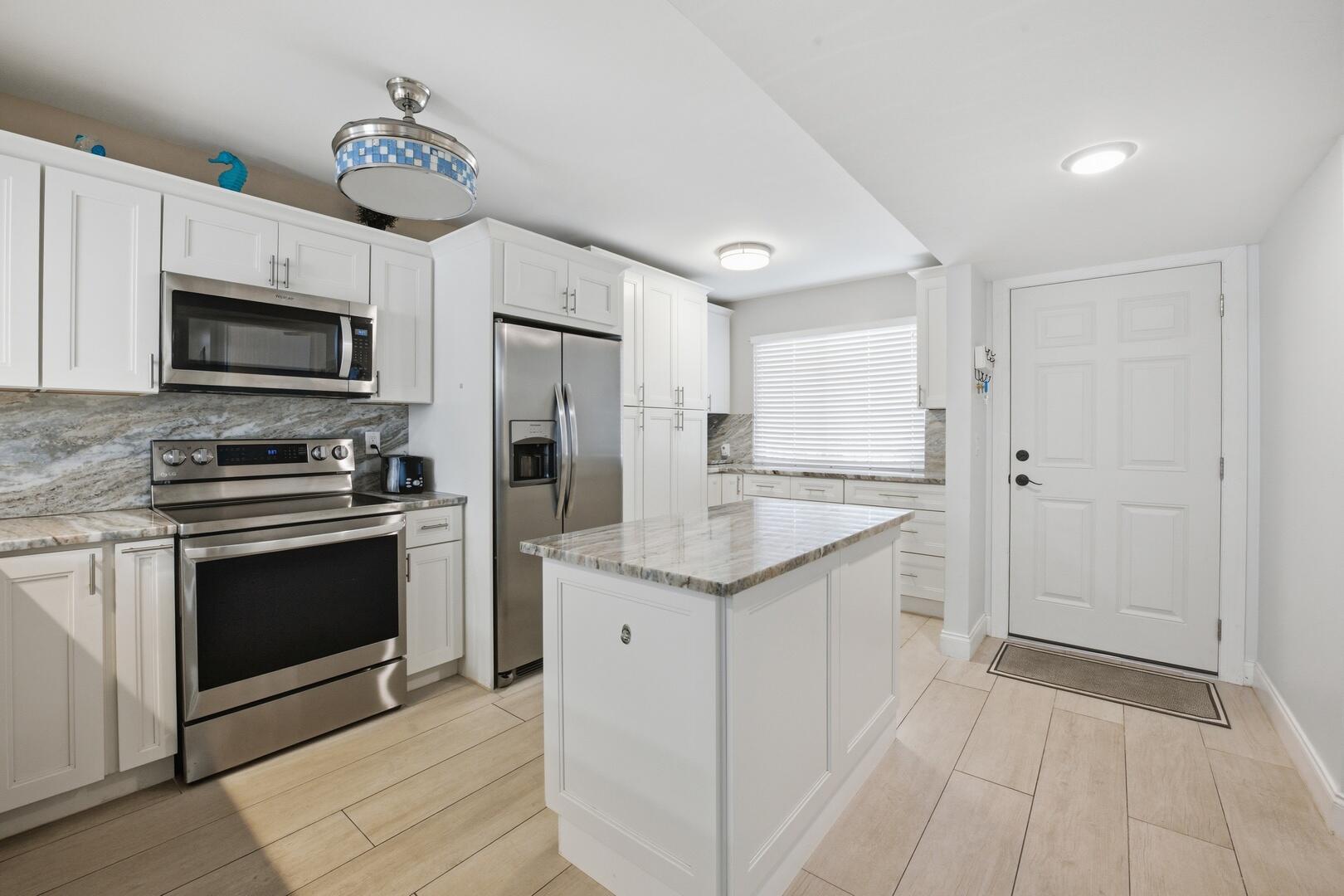 3138 Via Poinciana 306