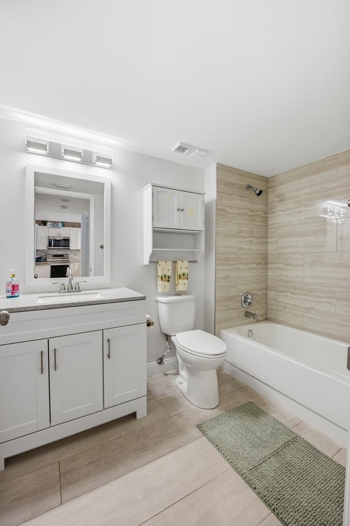 3138 Via Poinciana 306