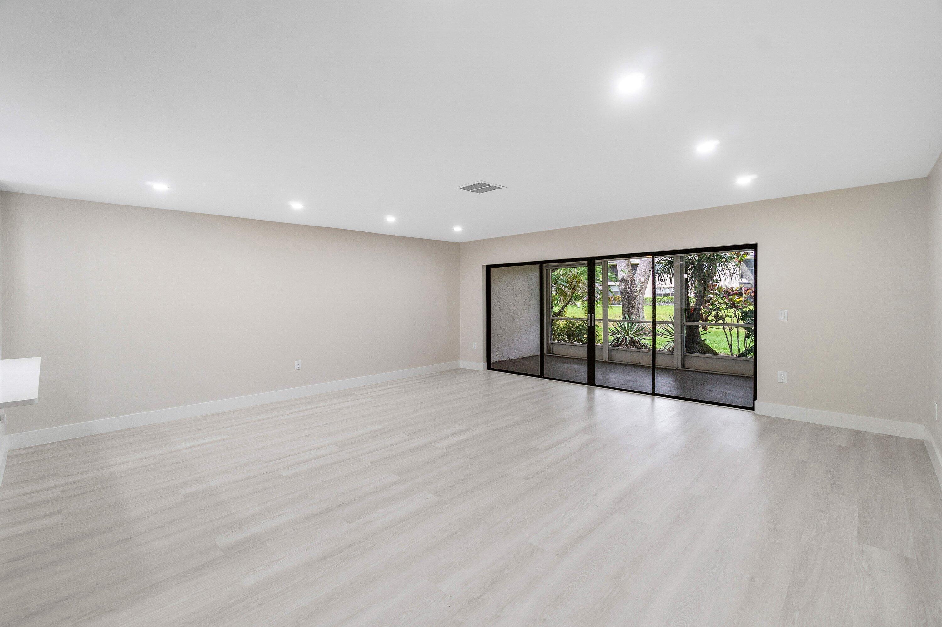 16 Stratford Drive E C