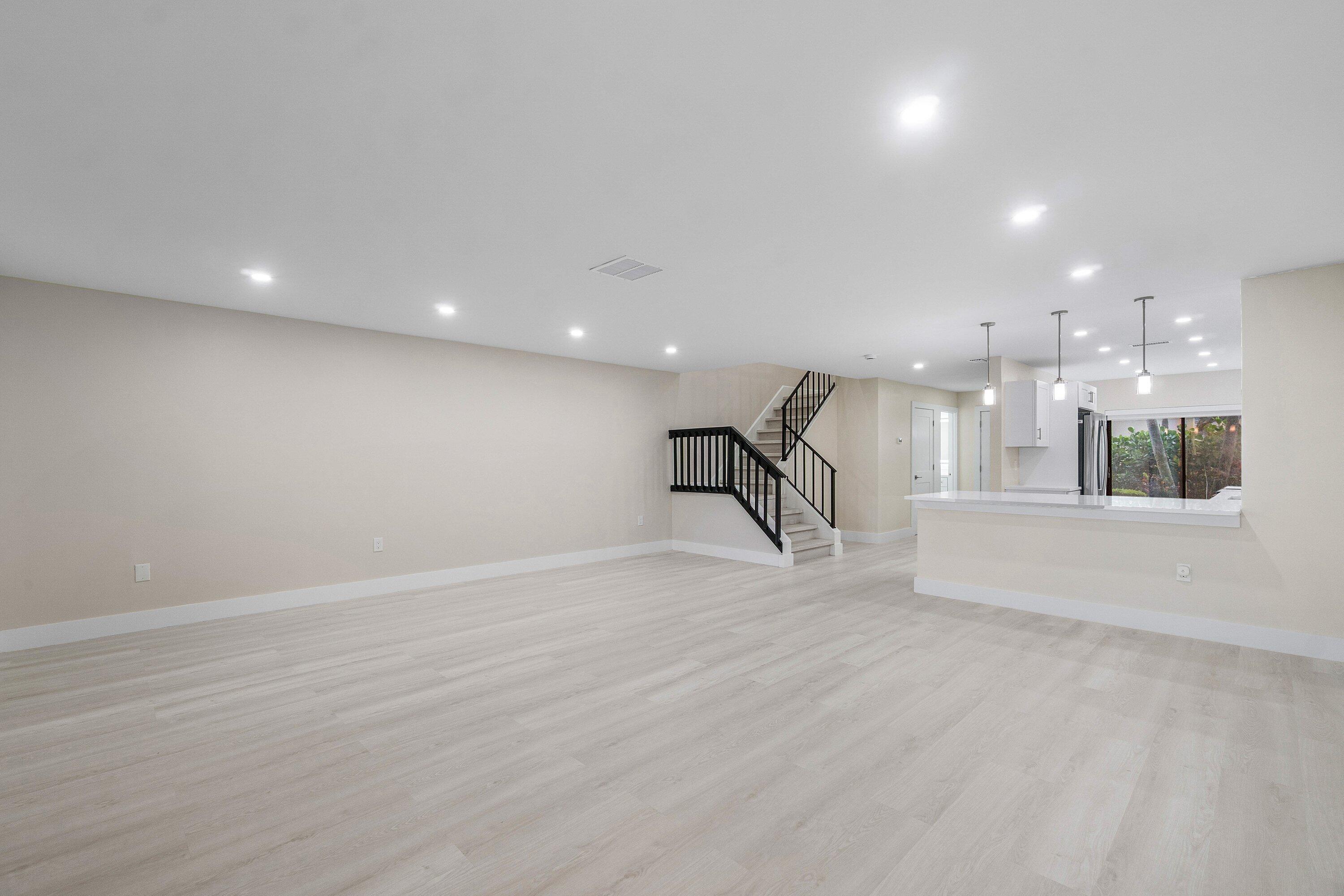 16 Stratford Drive E C