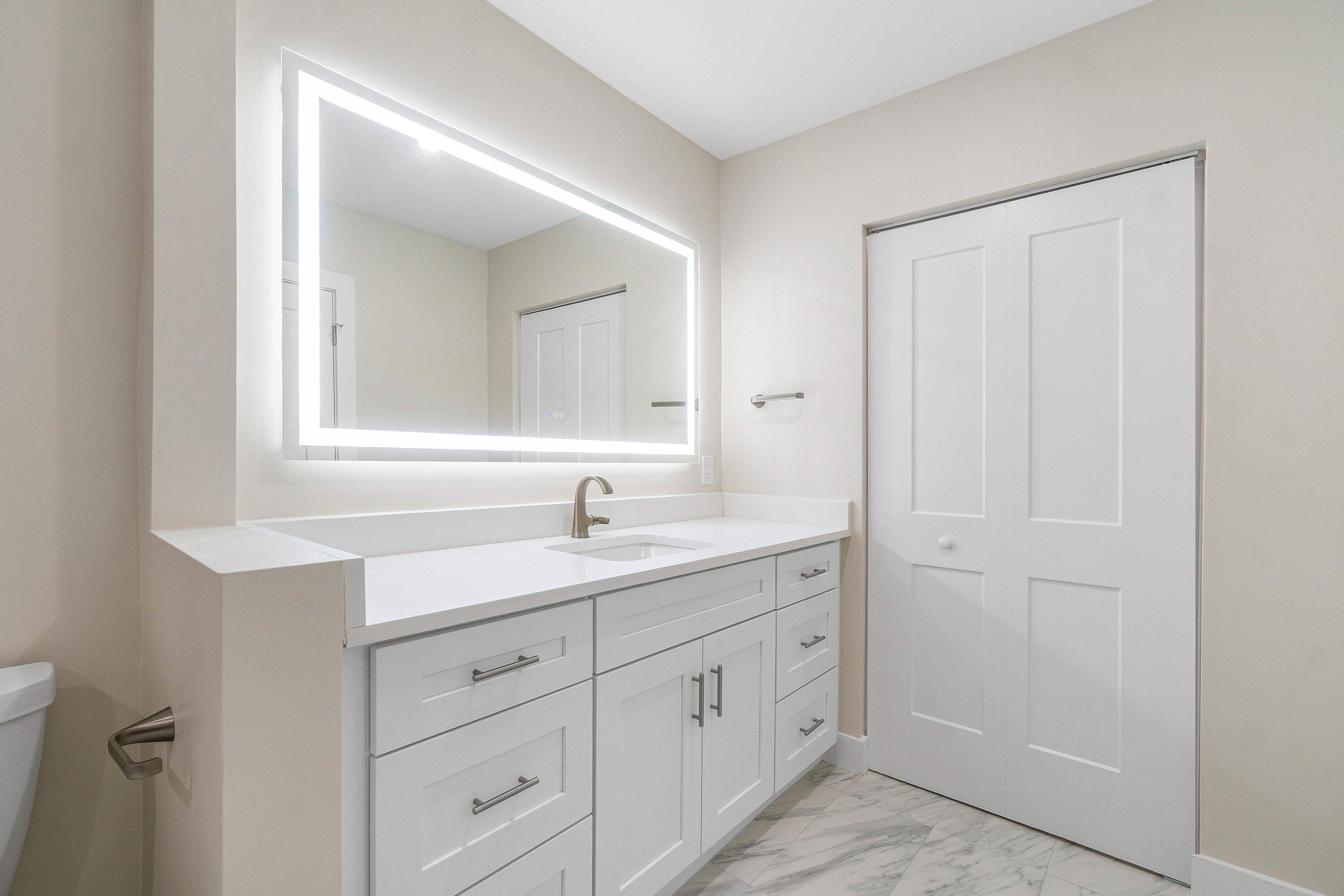 16 Stratford Drive E C