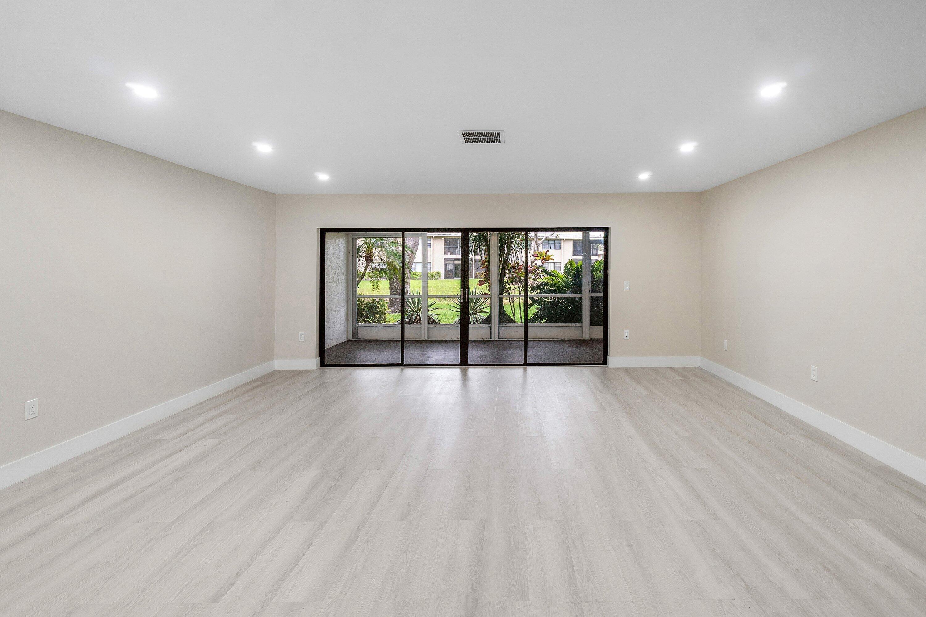 16 Stratford Drive E C